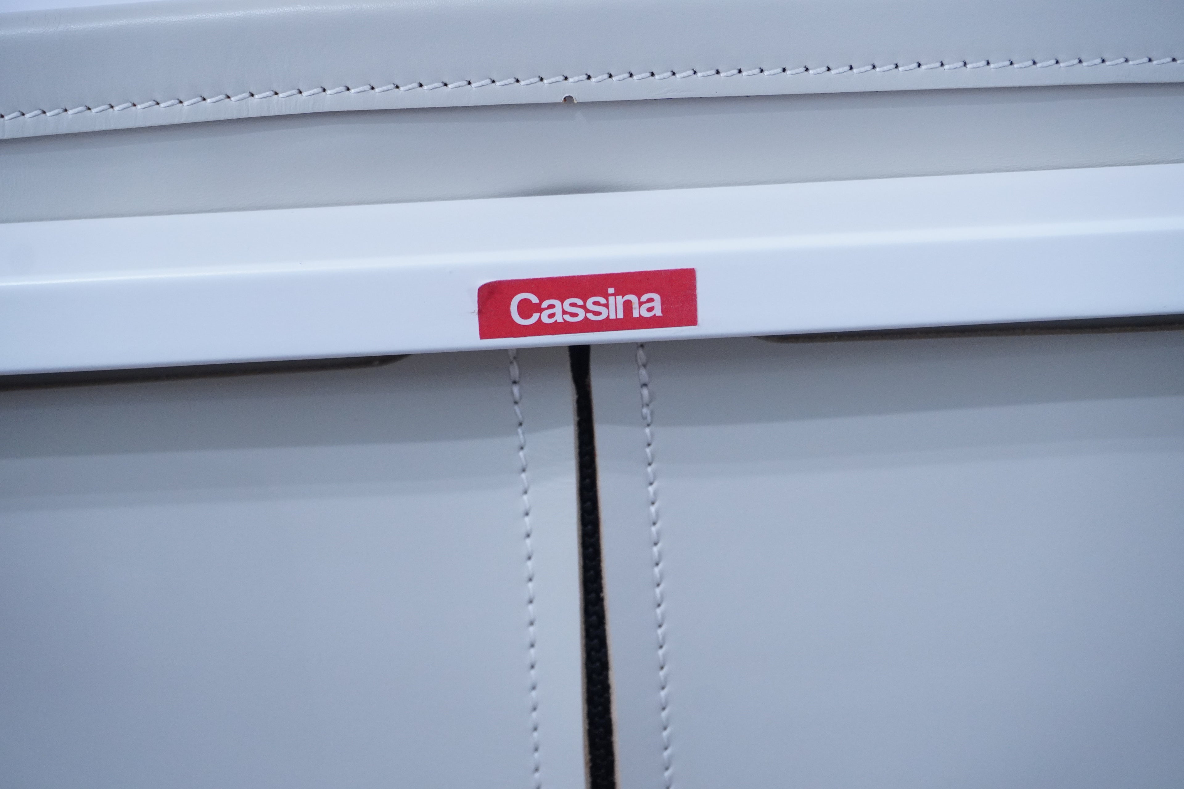 Cassina Eve Designklassiker Esszimmerstuhl Leder elfenbein