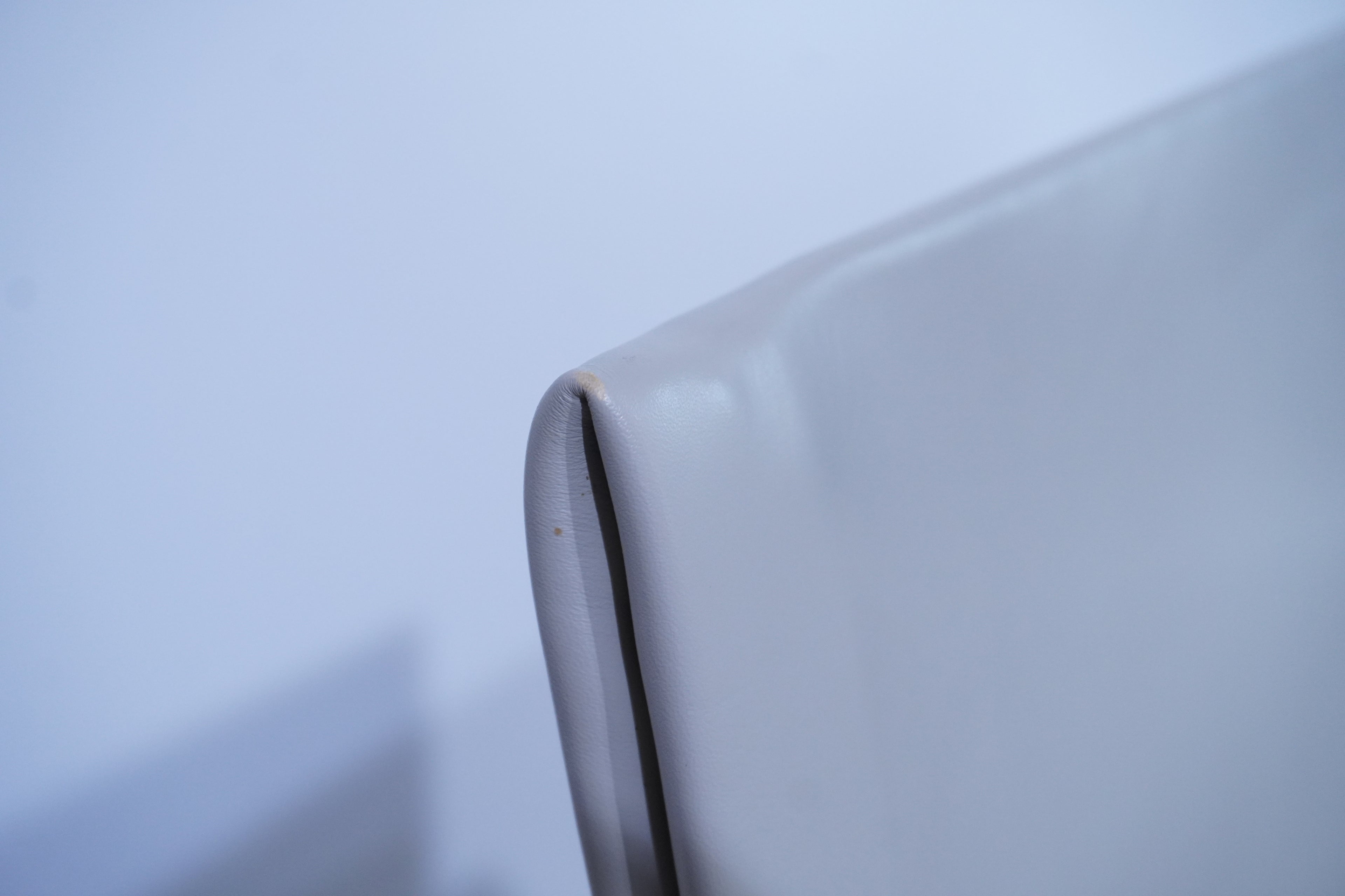 Cassina Eve Designklassiker Esszimmerstuhl Leder elfenbein