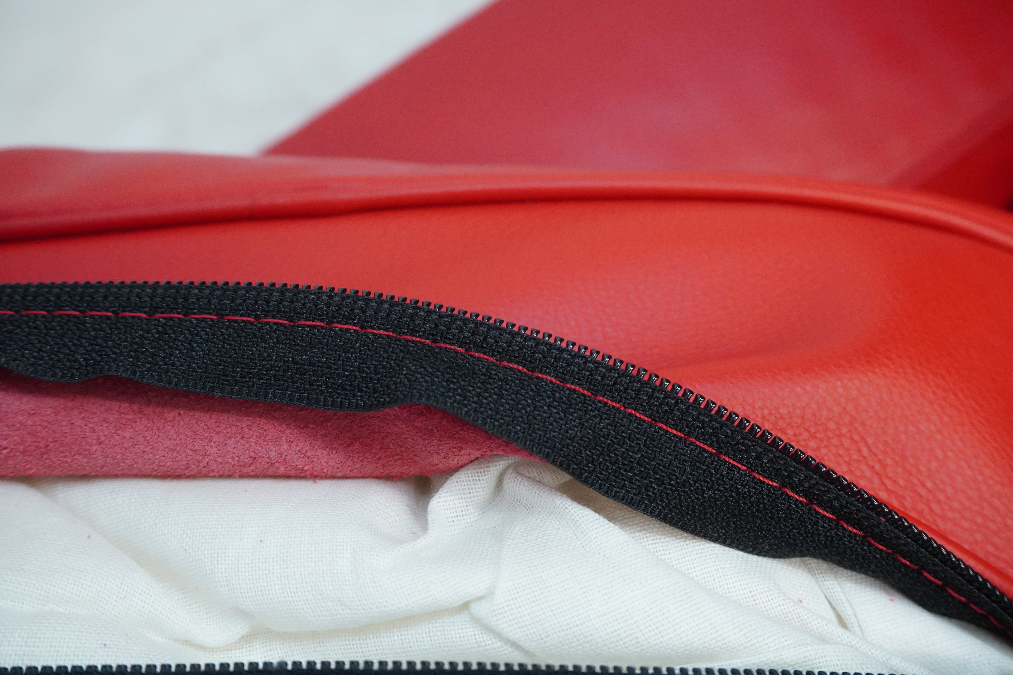 Cassina LC2 Sessel Le Corbusier Leder rot