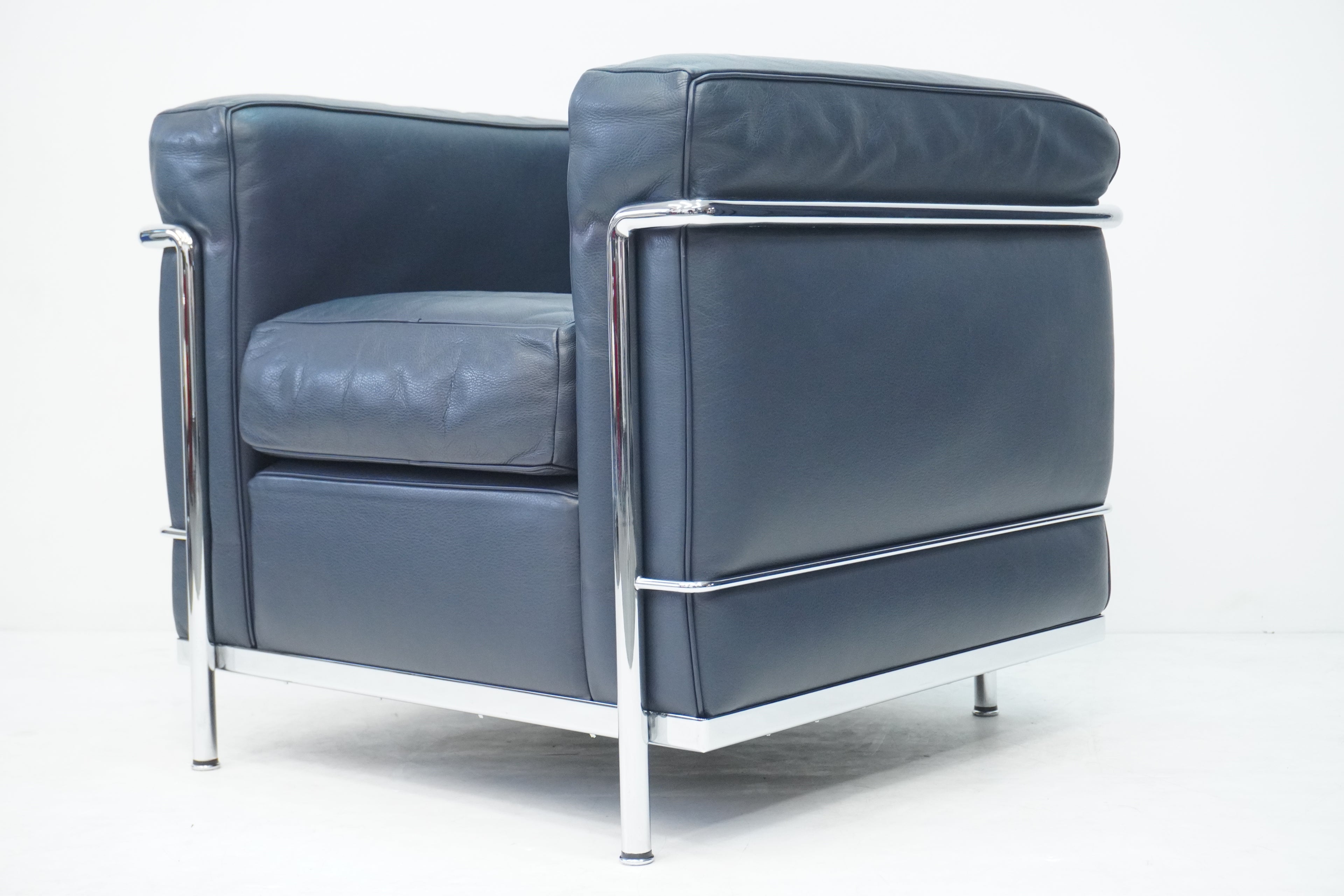Cassina LC2 Sessel Le Corbusier Leder dunkelblau