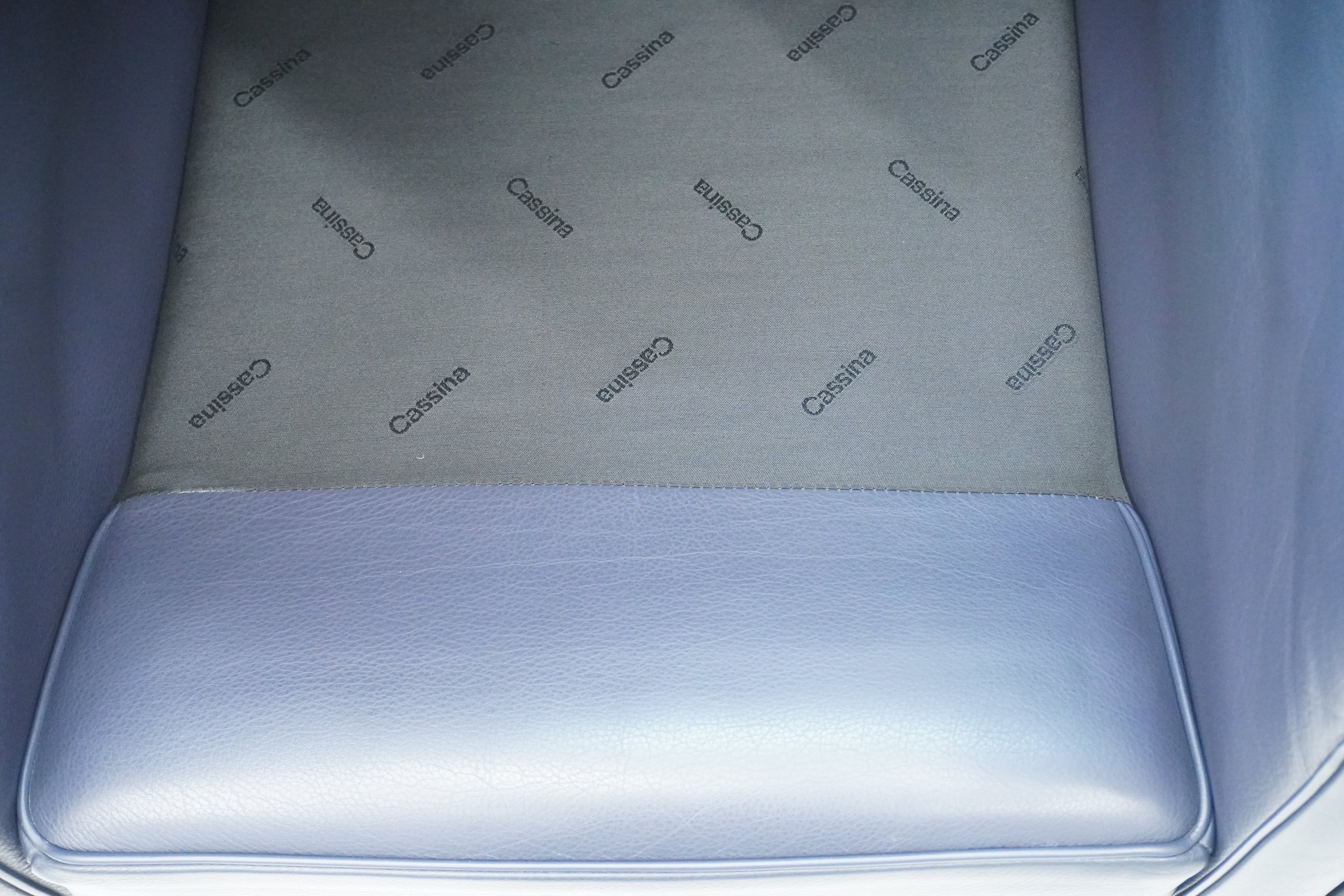 Cassina LC2 Sessel Le Corbusier Leder dunkelblau