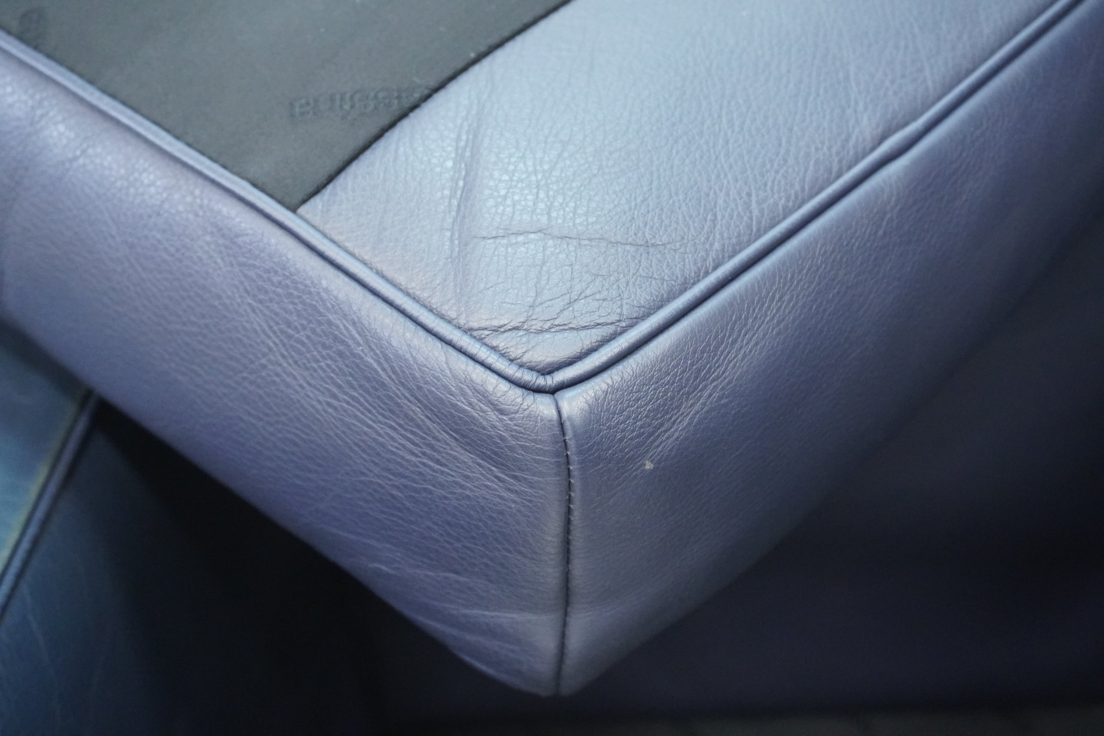 Cassina LC2 Sessel Le Corbusier Leder dunkelblau