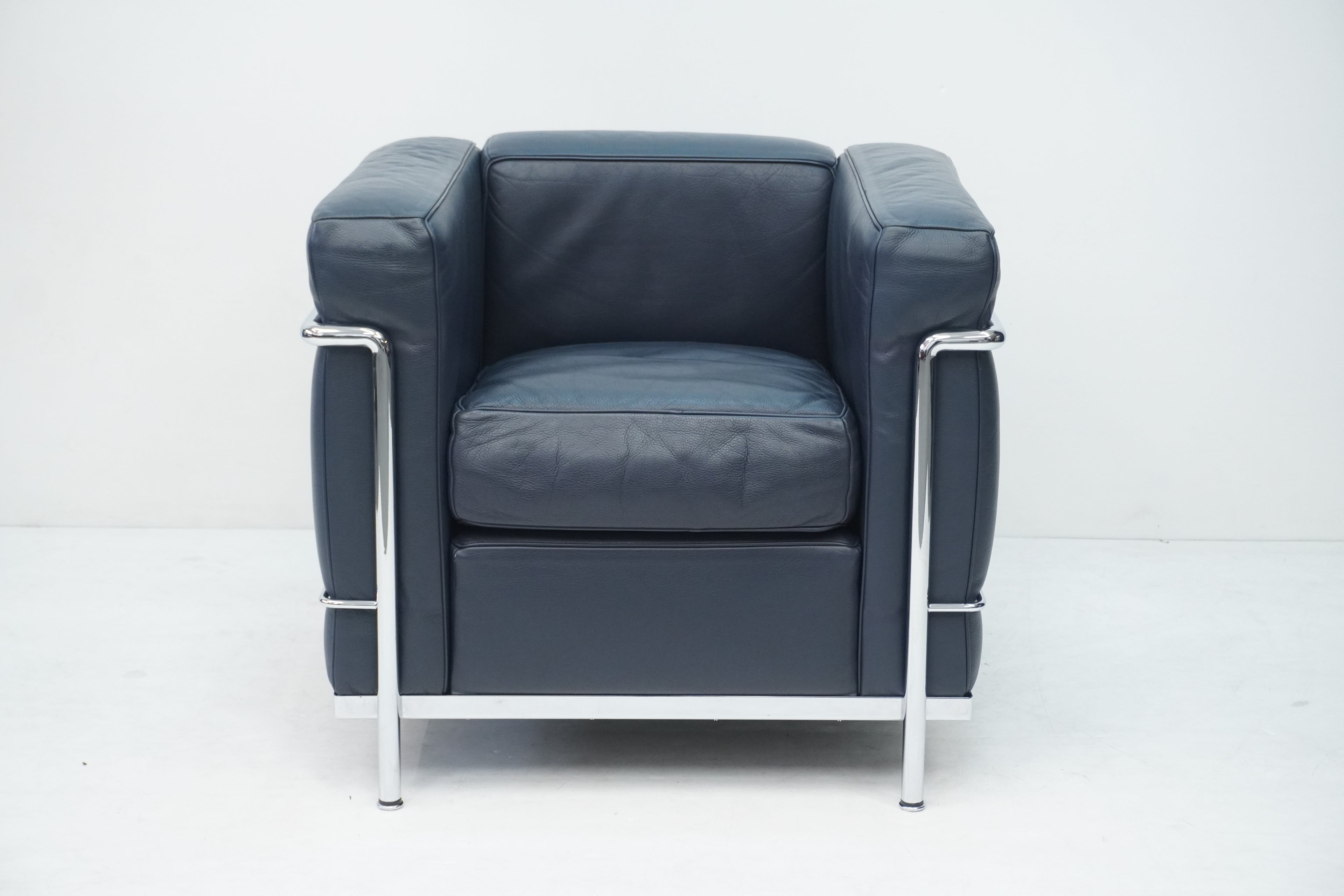 Cassina LC2 Sessel Le Corbusier Leder dunkelblau