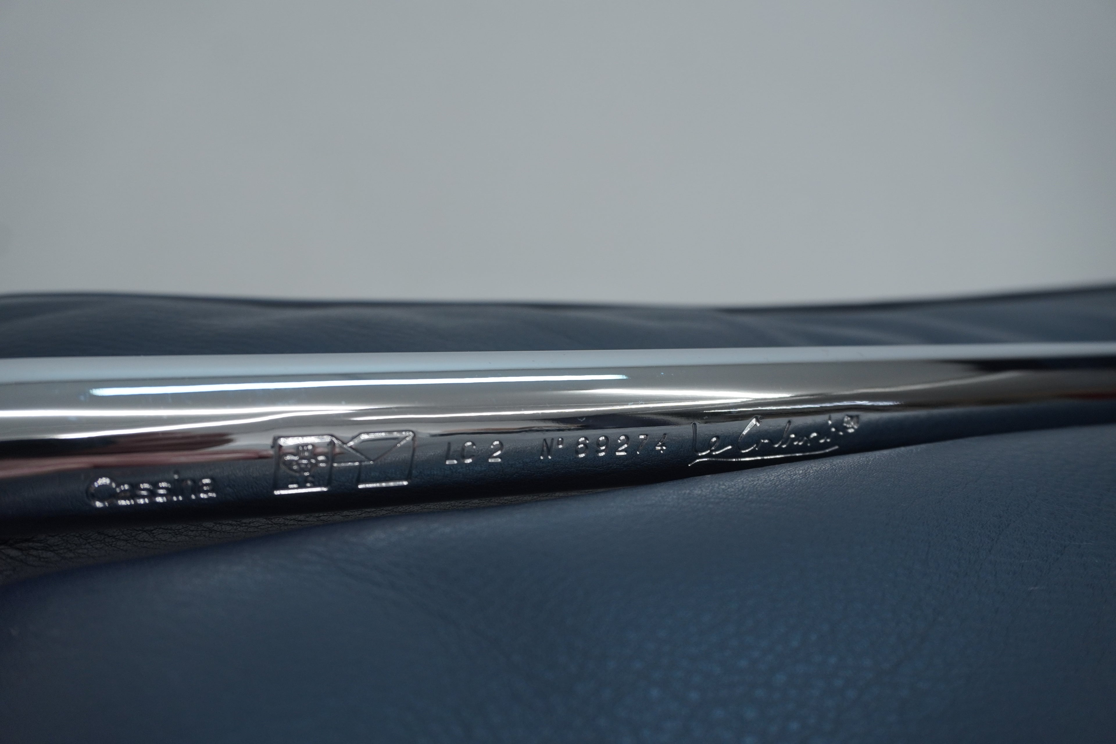 Cassina LC2 Sessel Le Corbusier Leder dunkelblau