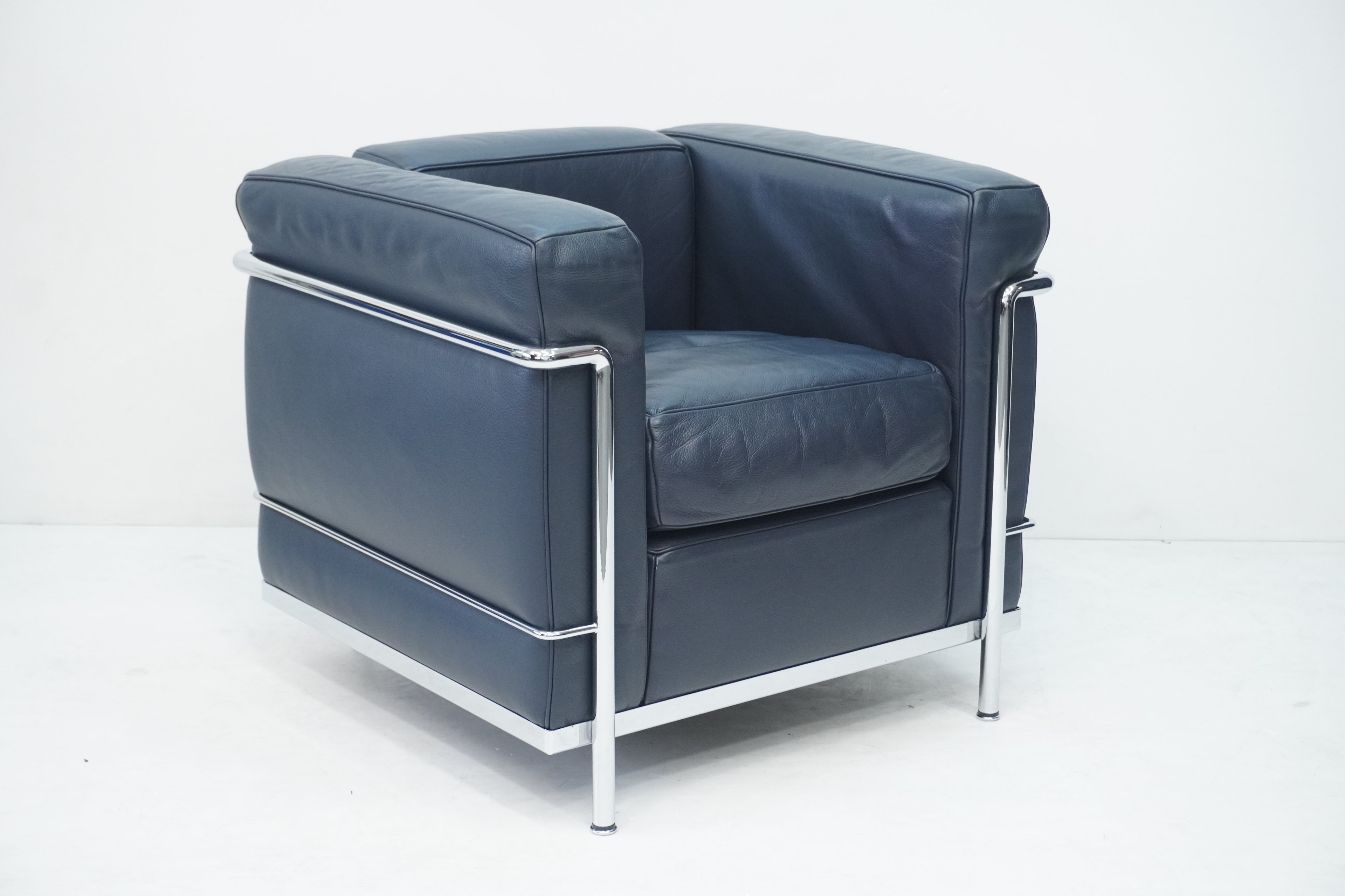 Cassina LC2 Sessel Le Corbusier Leder dunkelblau