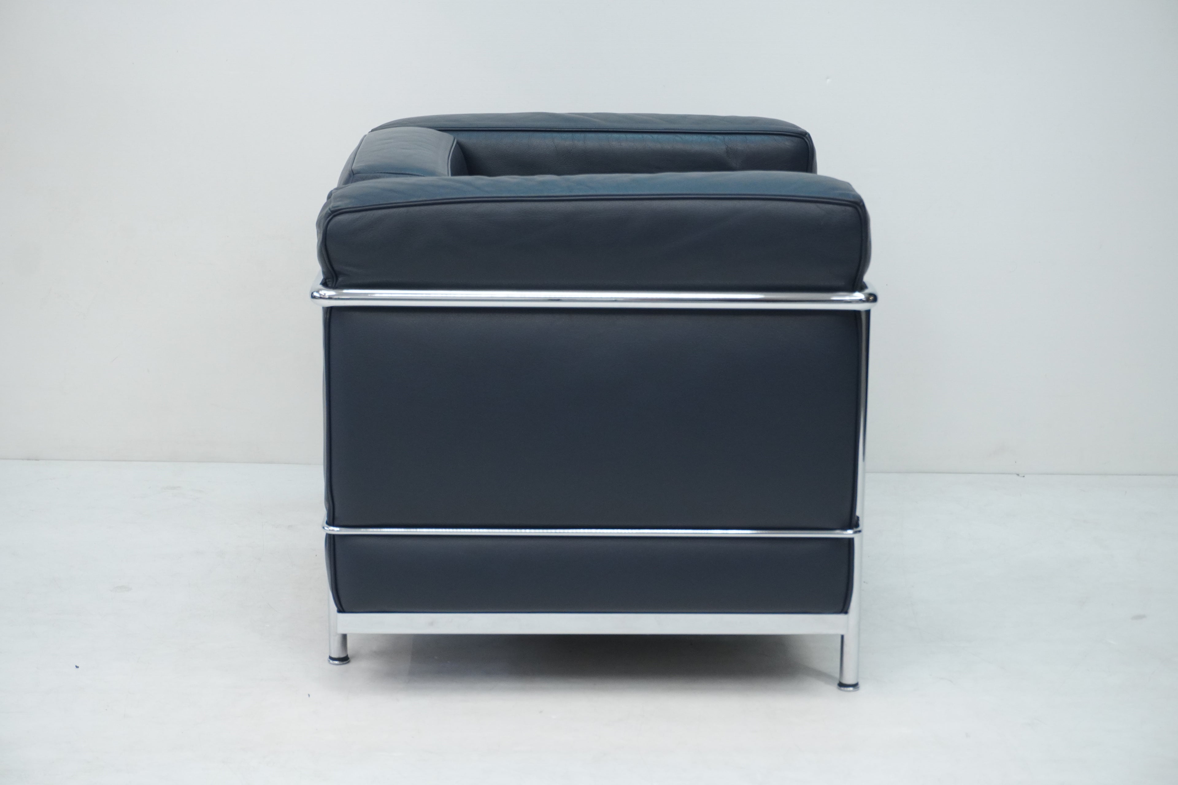 Cassina LC2 Sessel Le Corbusier Leder dunkelblau