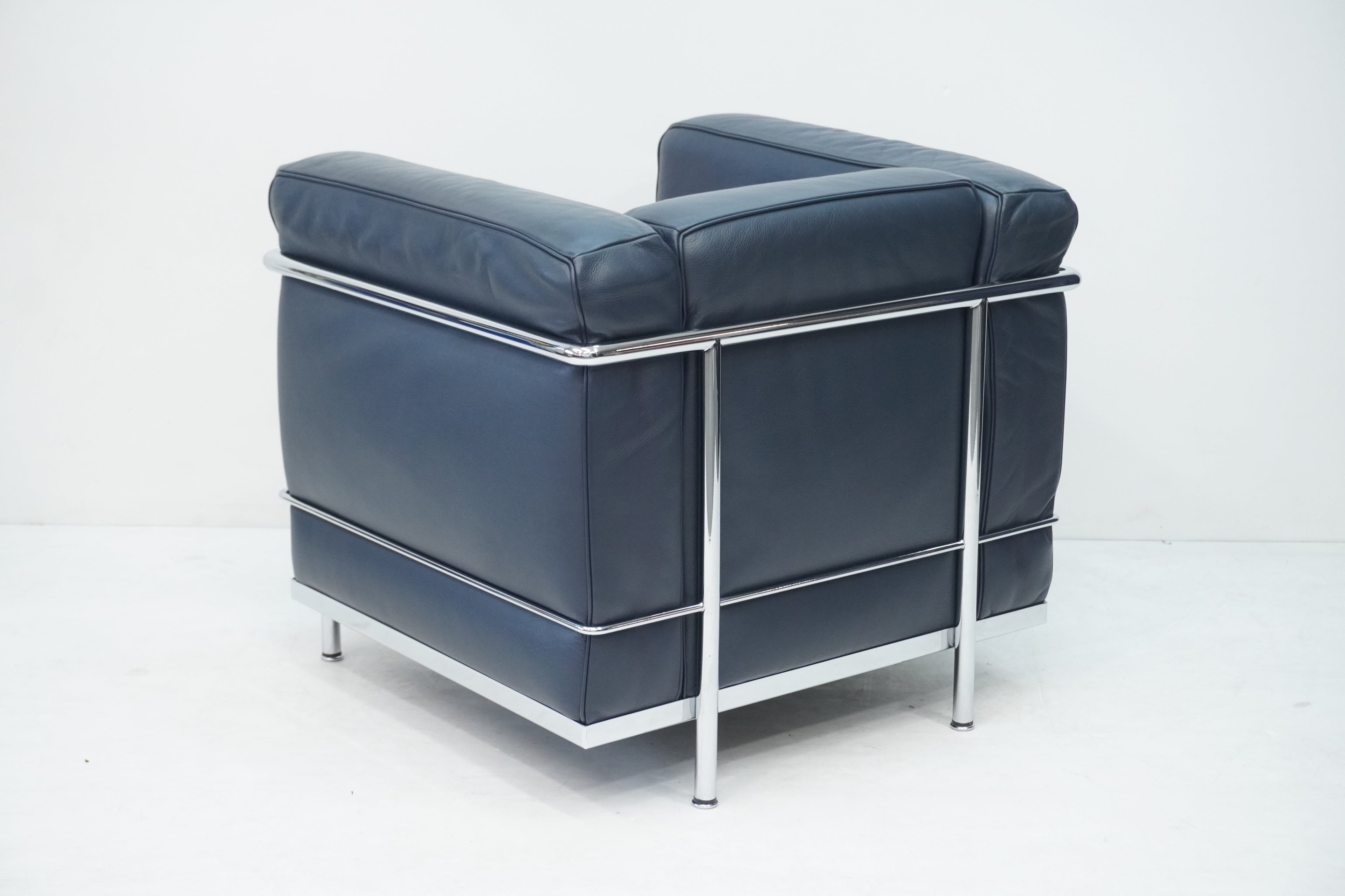 Cassina LC2 Sessel Le Corbusier Leder dunkelblau