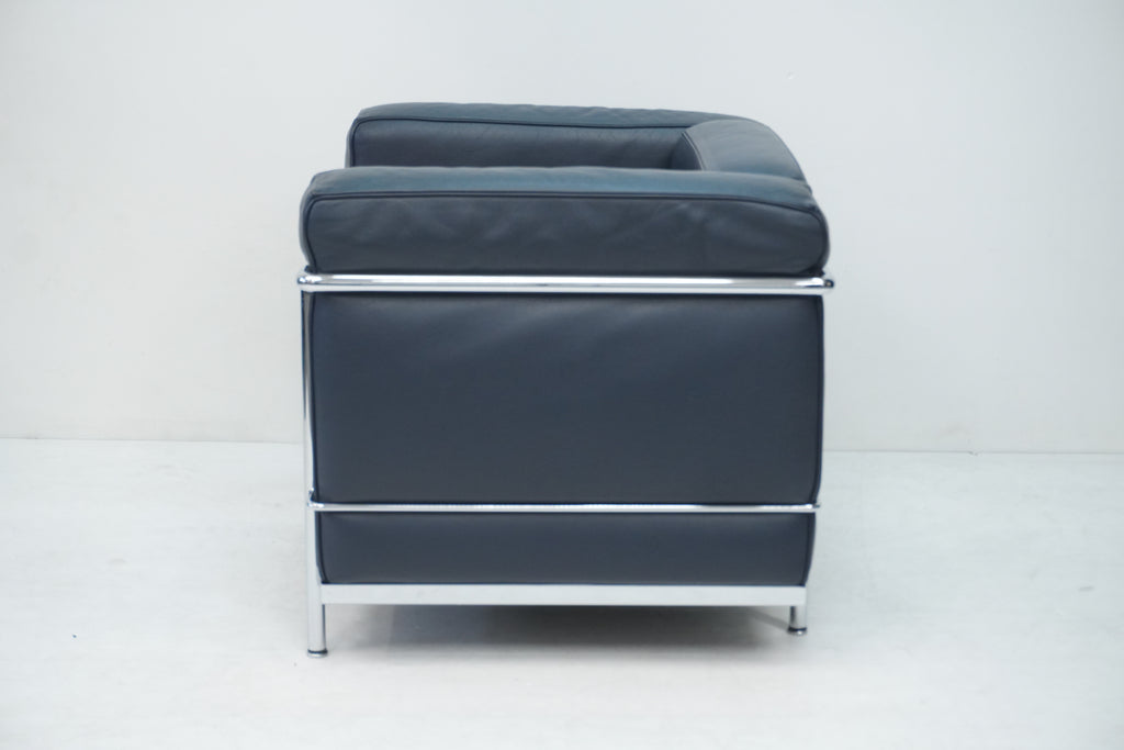 Cassina LC2 Sessel Le Corbusier Leder dunkelblau