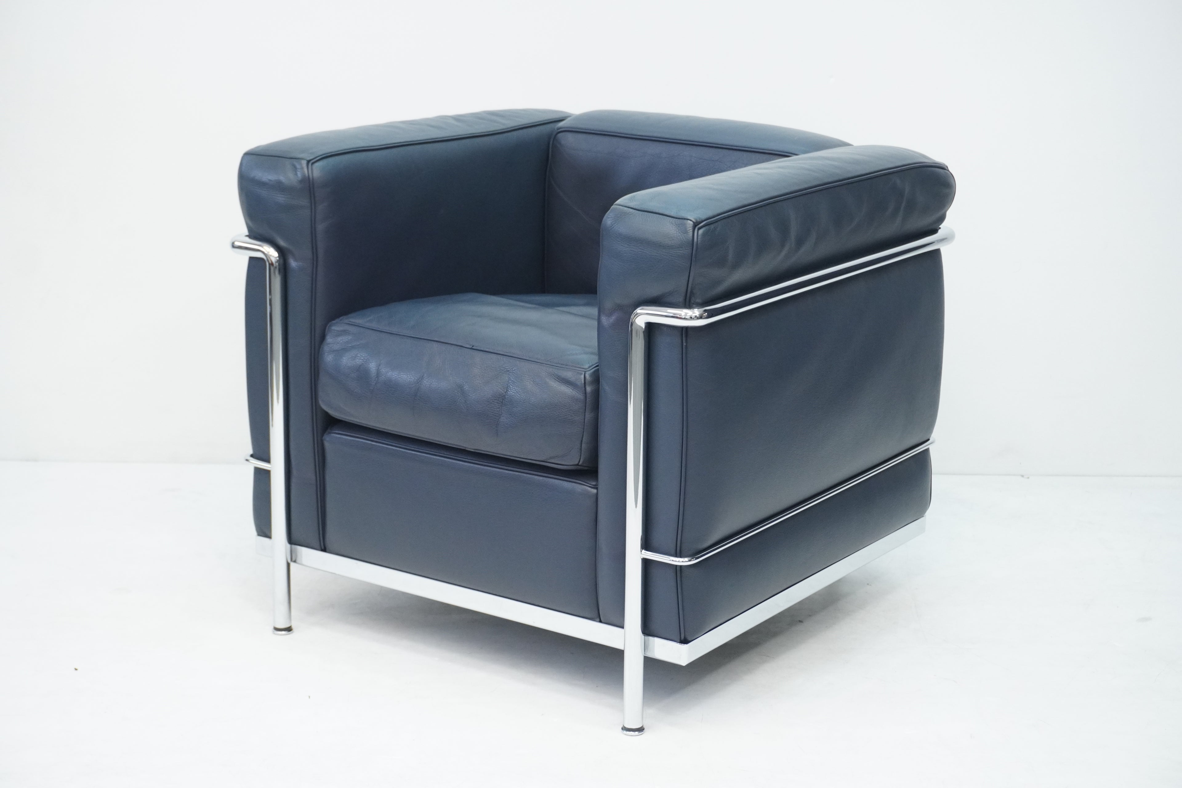 Cassina LC2 Sessel Le Corbusier Leder dunkelblau