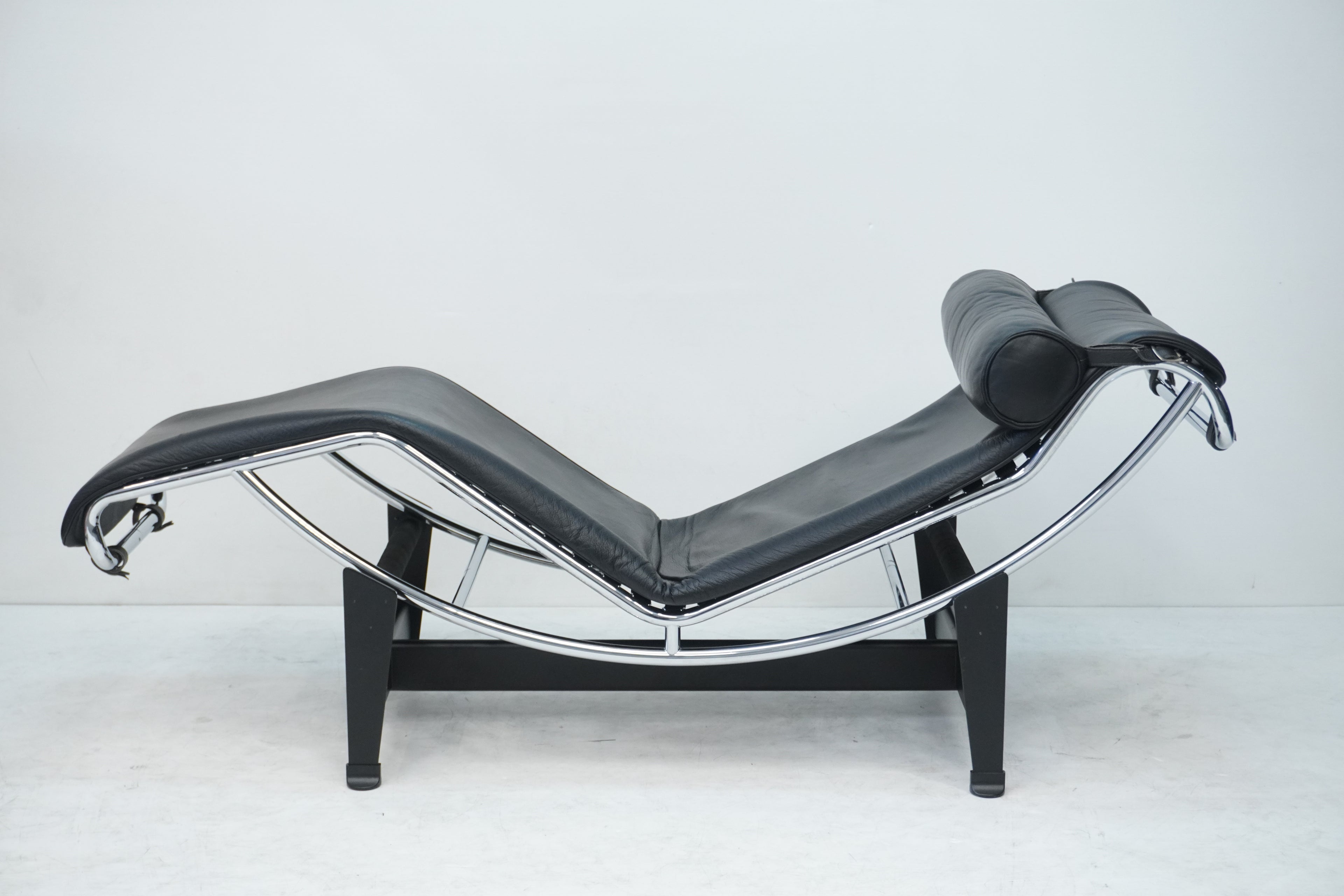 Cassina LC4 Liege Le Corbusier Leder schwarz