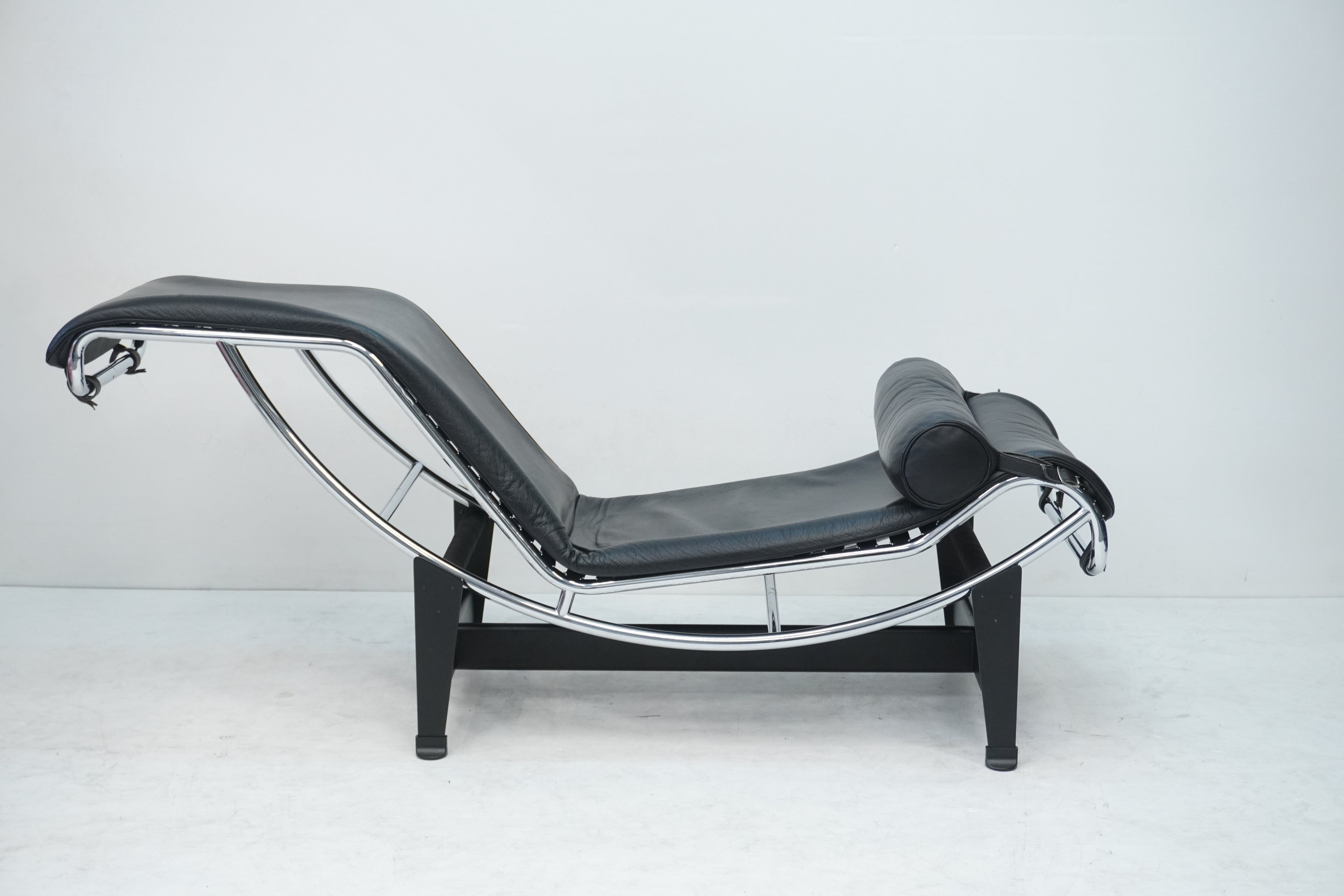Cassina LC4 Liege Le Corbusier Leder schwarz