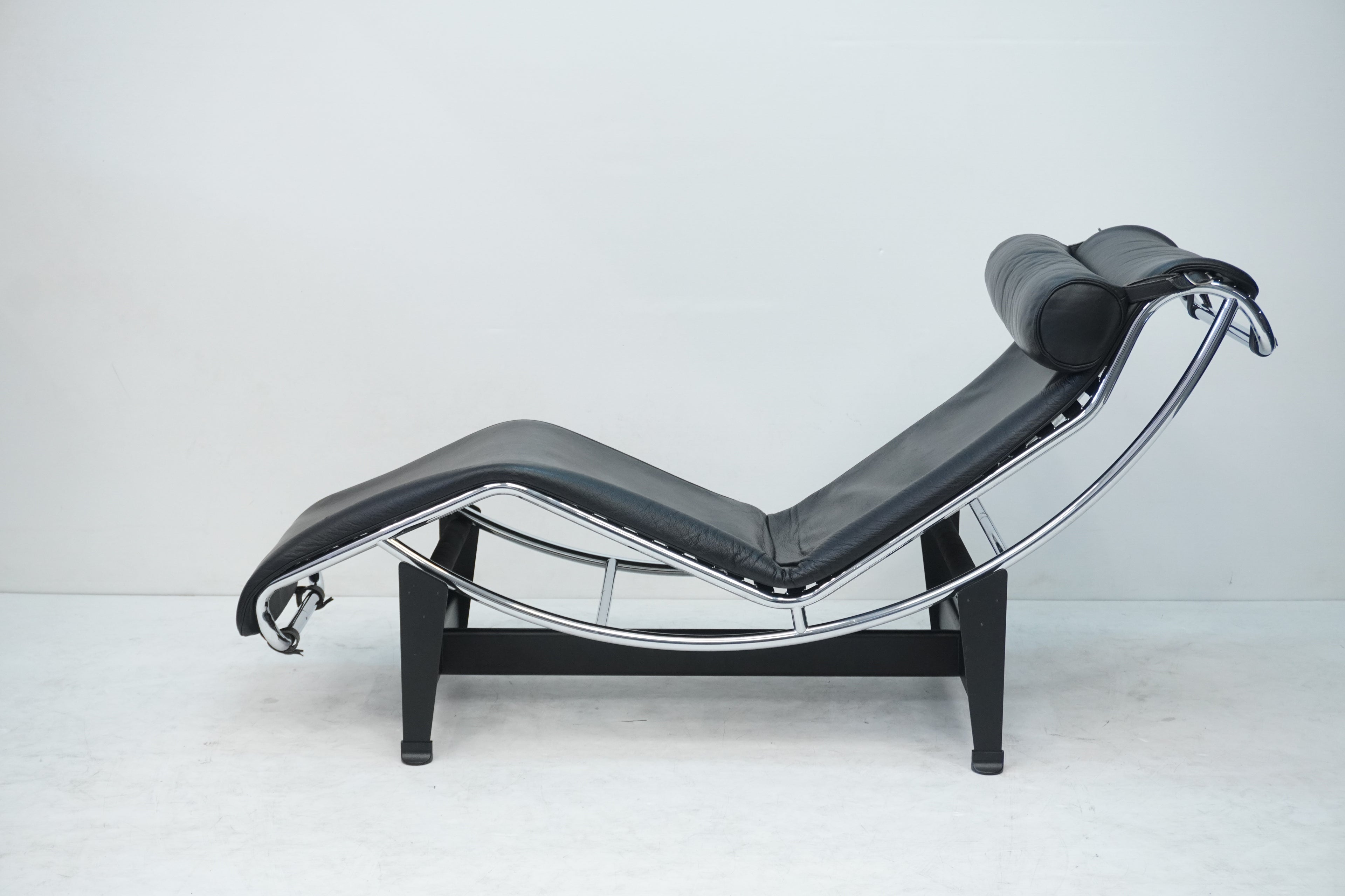 Cassina LC4 Liege Le Corbusier Leder schwarz