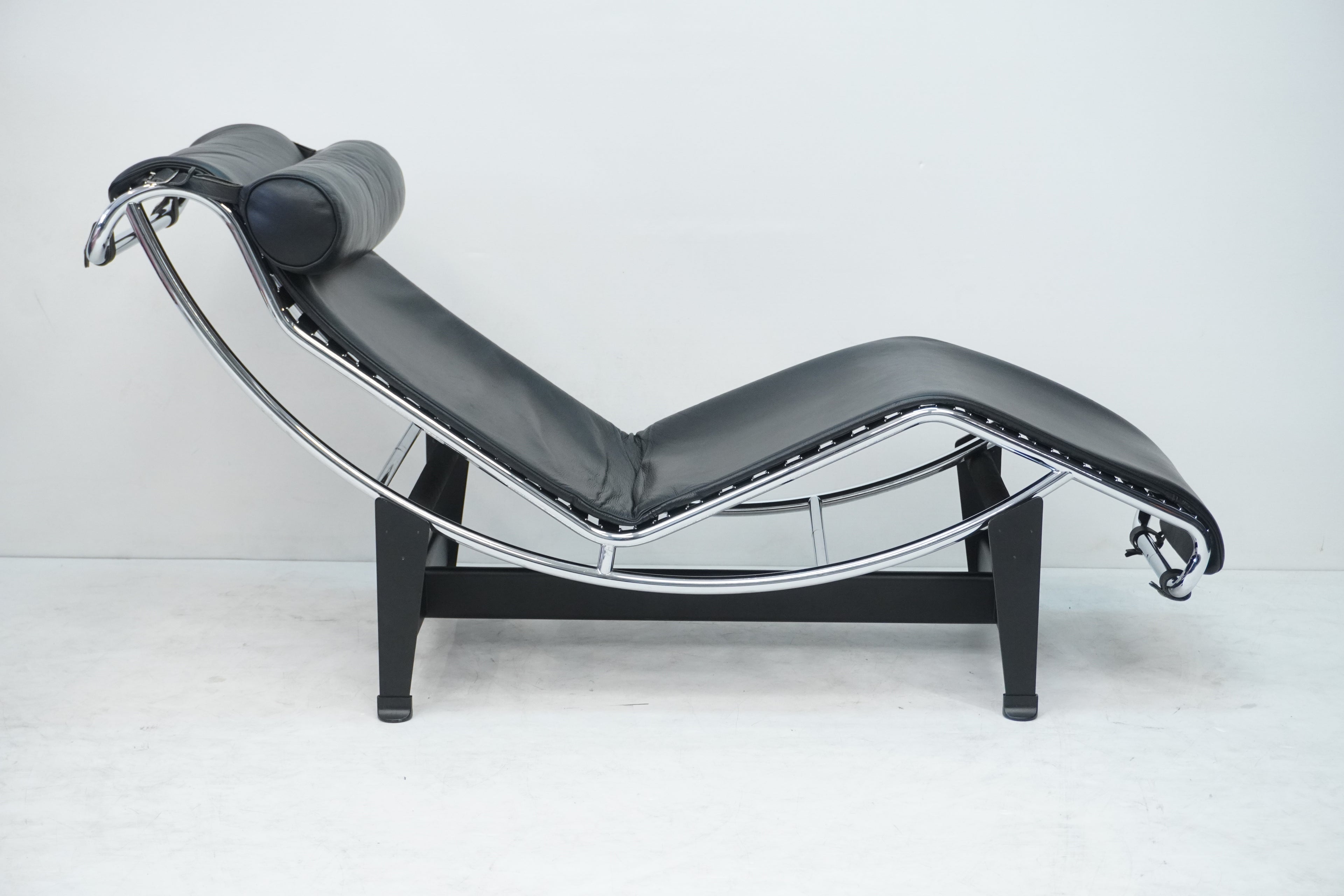 Cassina LC4 Liege Le Corbusier Leder schwarz