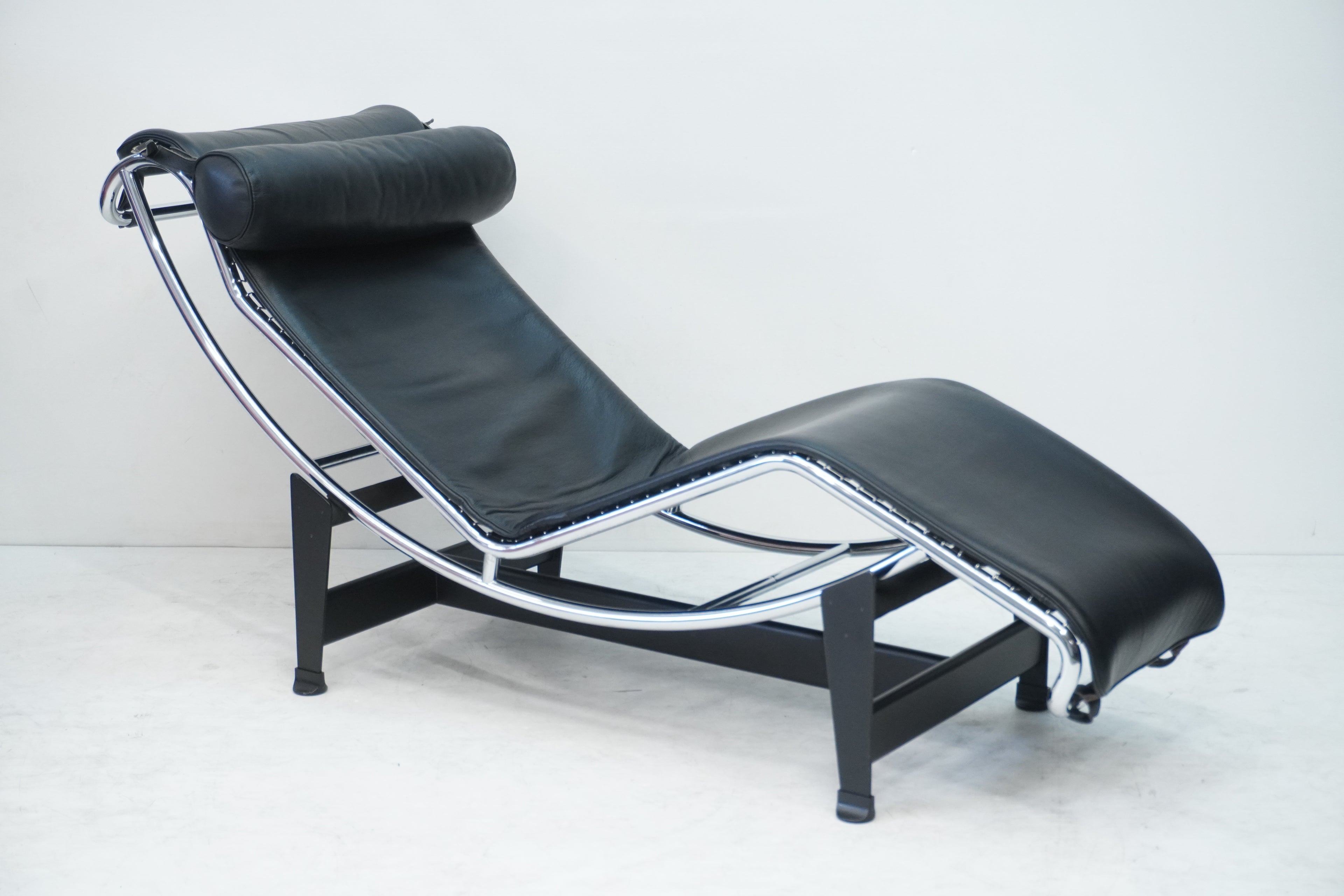 Cassina LC4 Liege Le Corbusier Leder schwarz