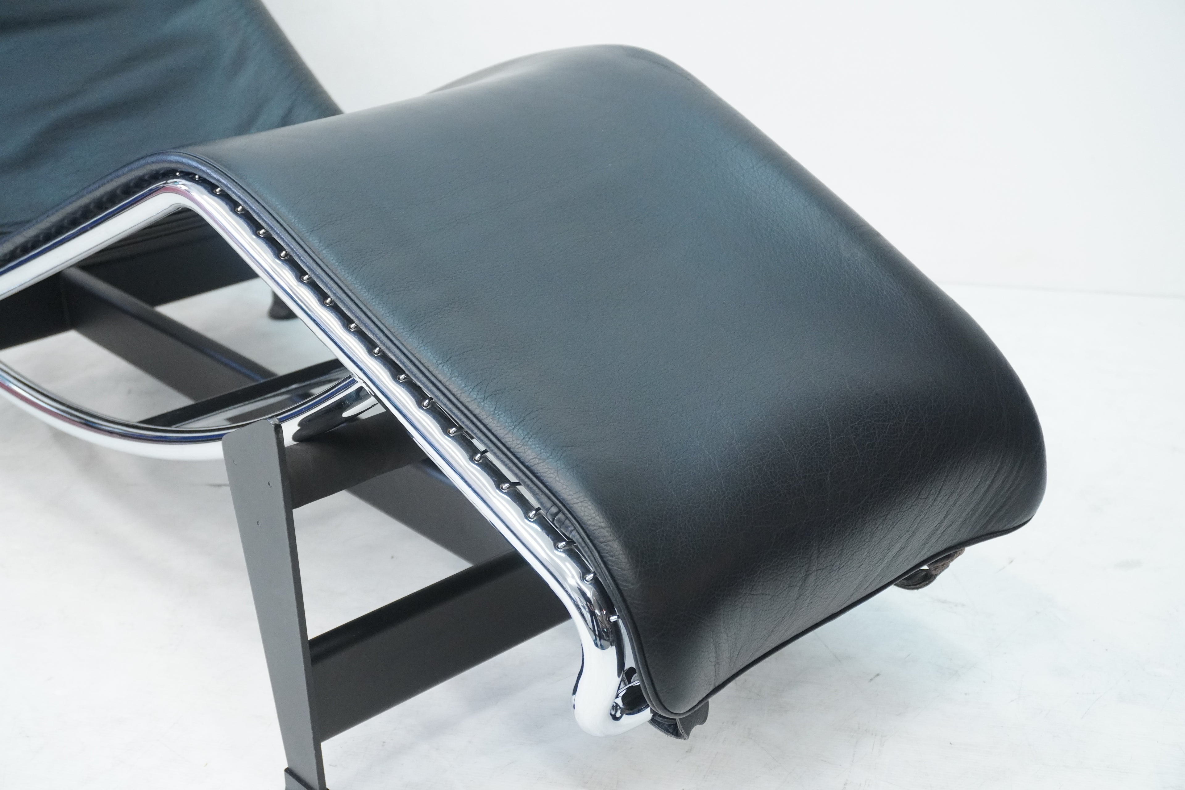 Cassina LC4 Liege Le Corbusier Leder schwarz