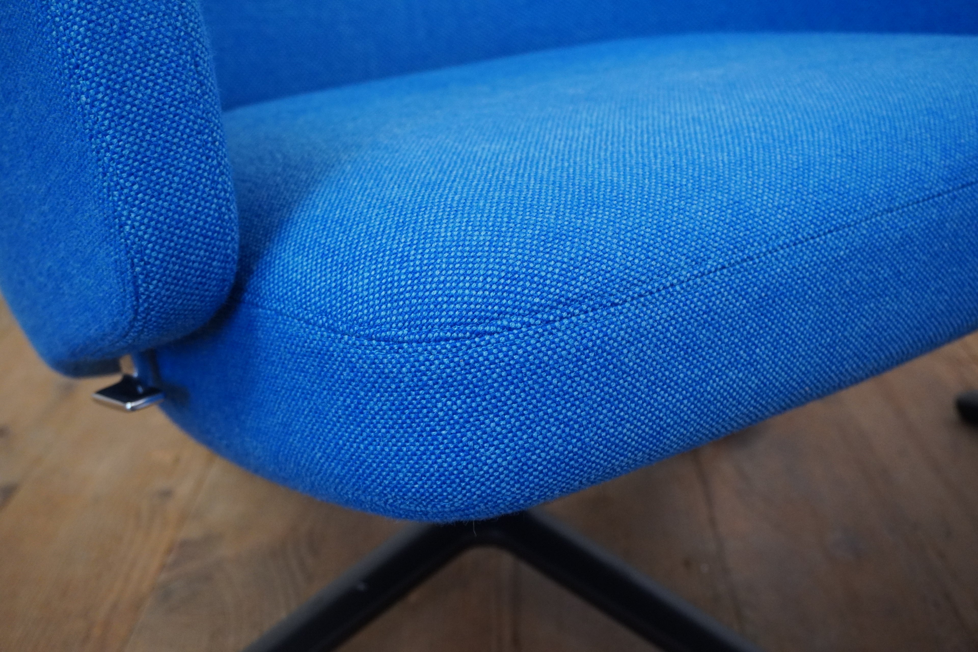 Vitra Grand Repos mit Ottomane Stoff blau