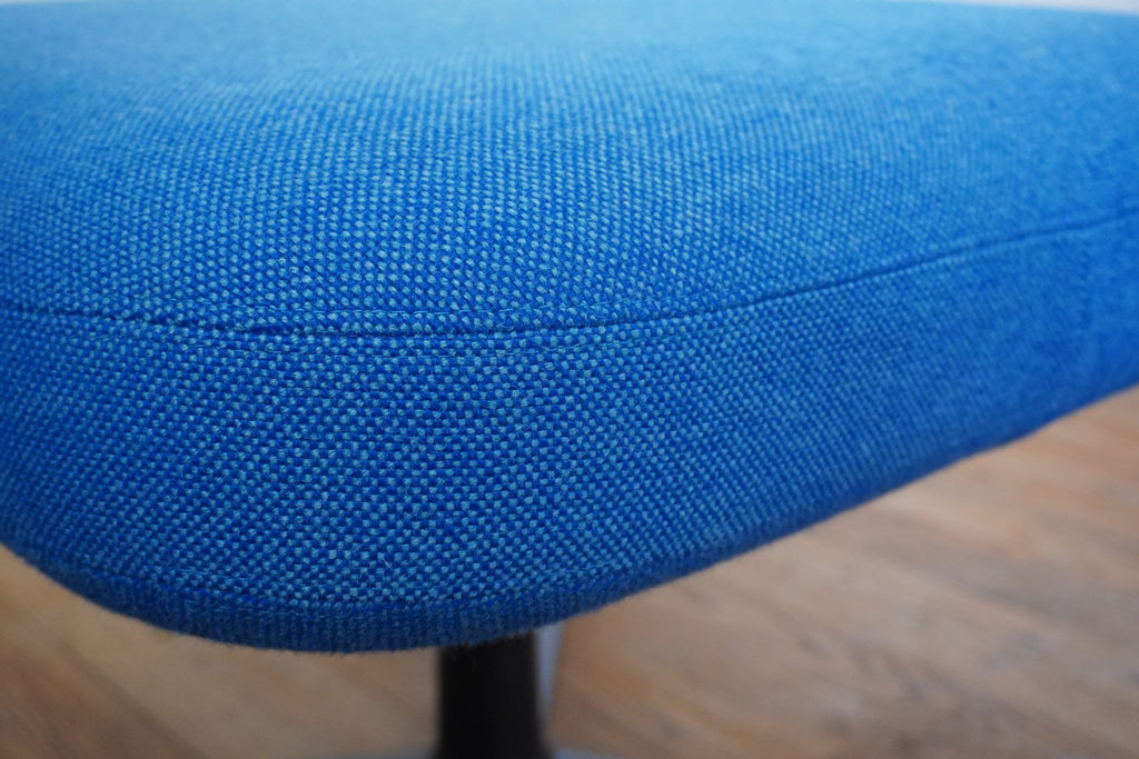 Vitra Grand Repos mit Ottomane Stoff blau