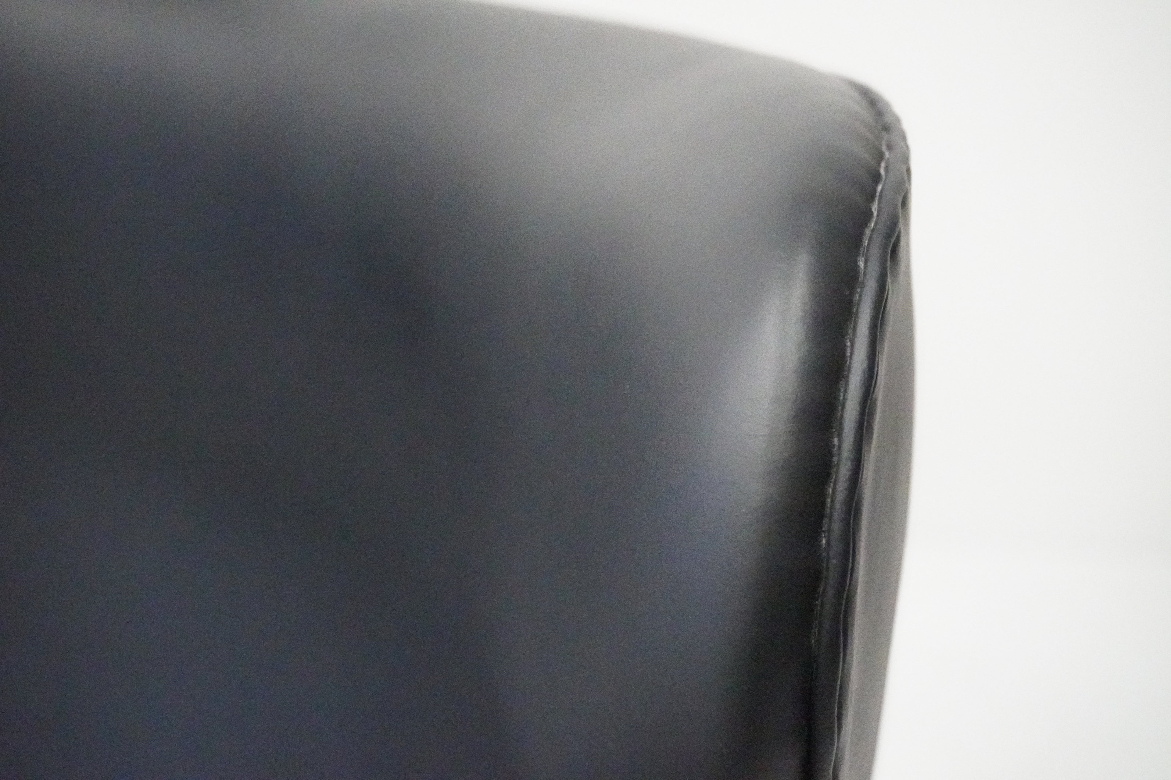 Fritz Hansen Egg Chair & Ottoman von Arne Jacobsen