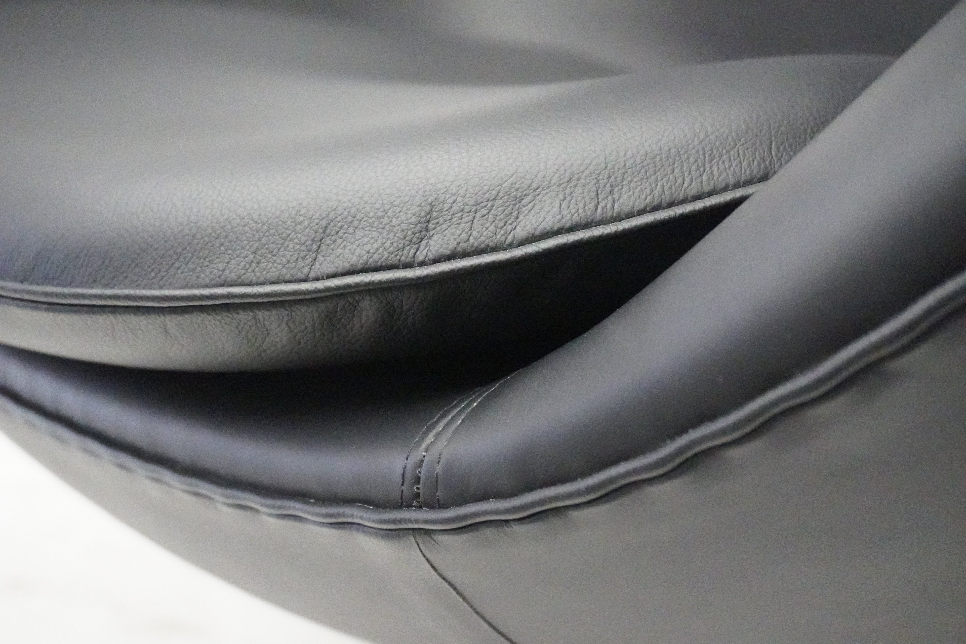 Fritz Hansen Egg Chair & Ottoman von Arne Jacobsen