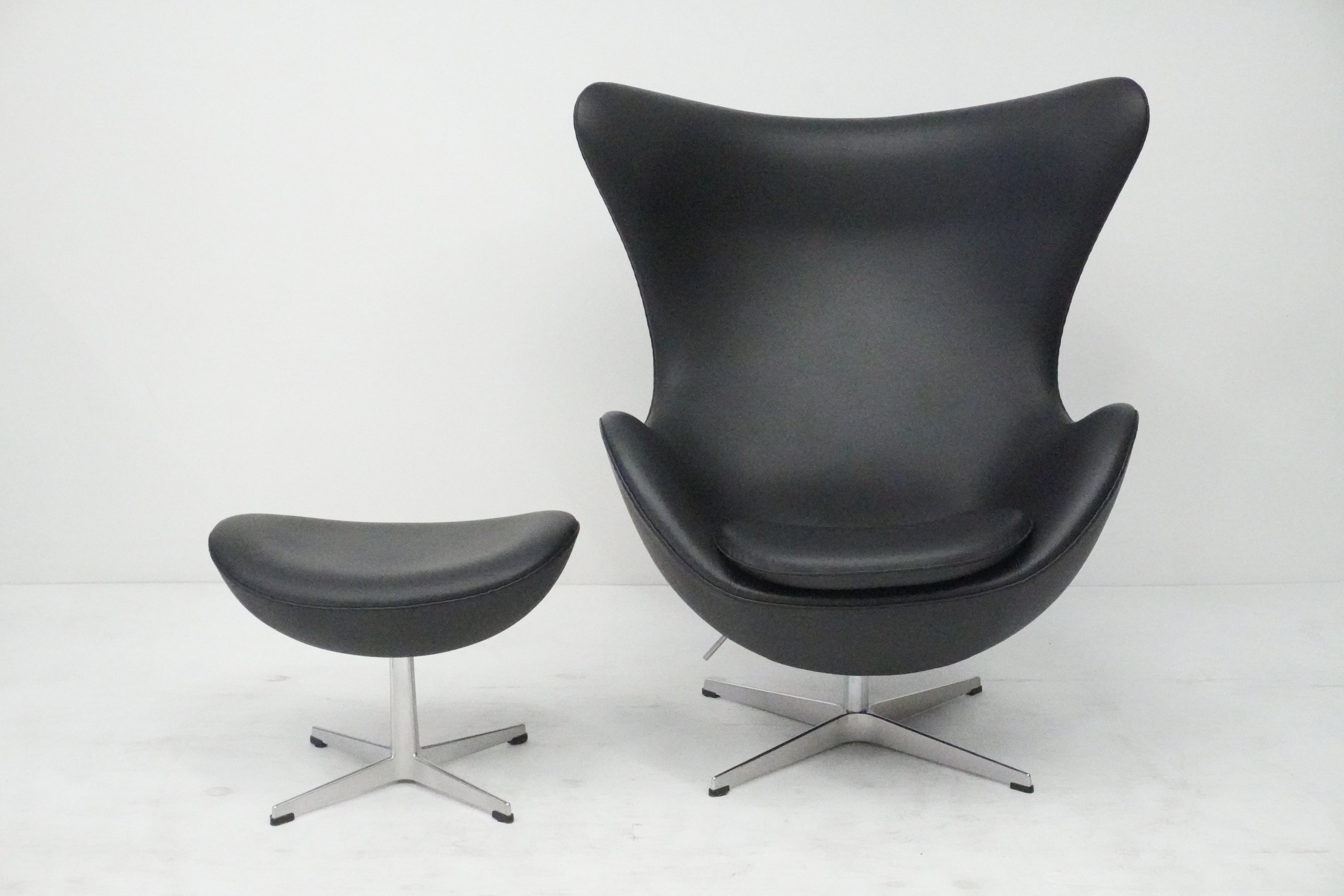 Fritz Hansen Egg Chair & Ottoman von Arne Jacobsen
