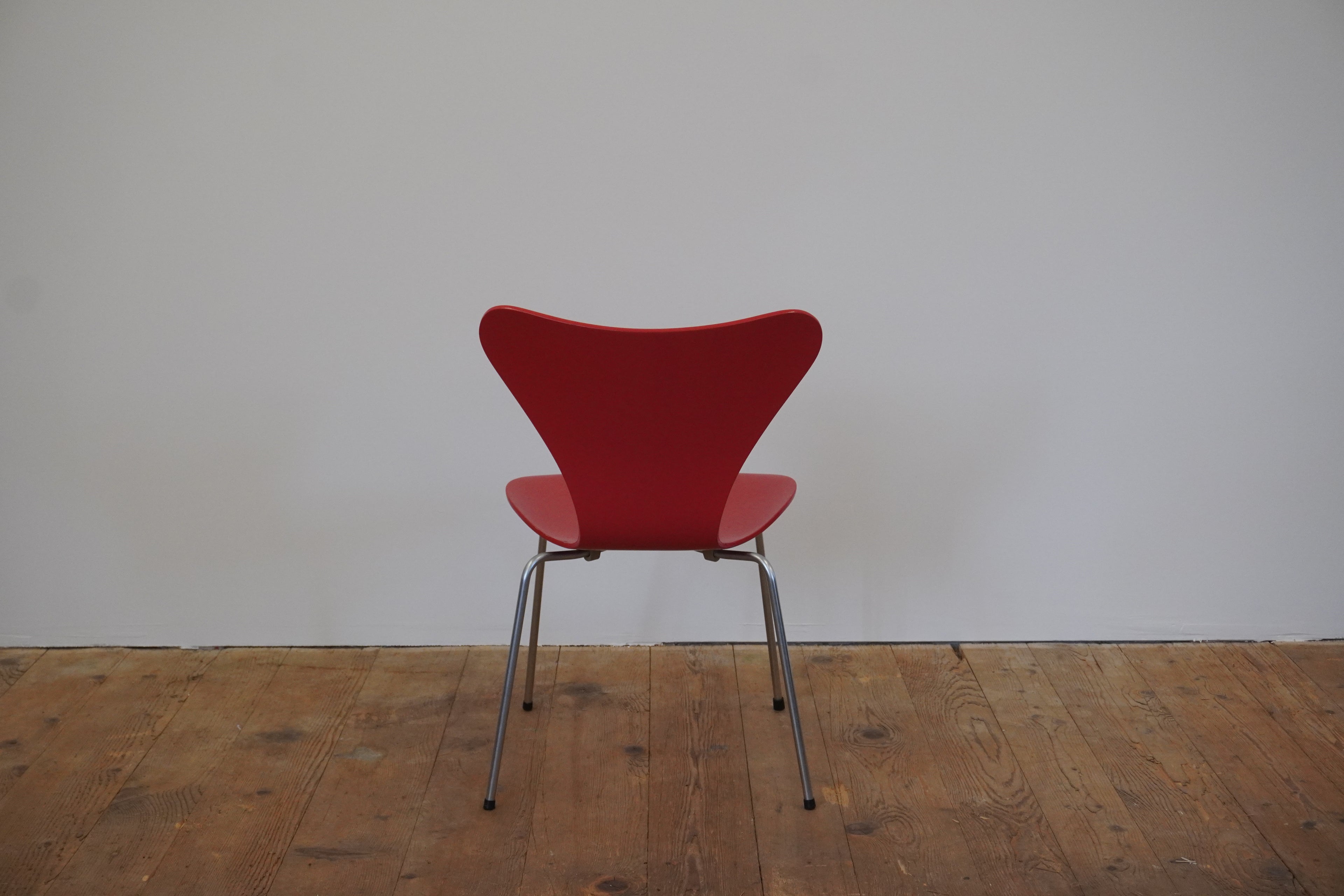 Fritz Hansen Serie 7 rot 3107 Arne Jacobsen