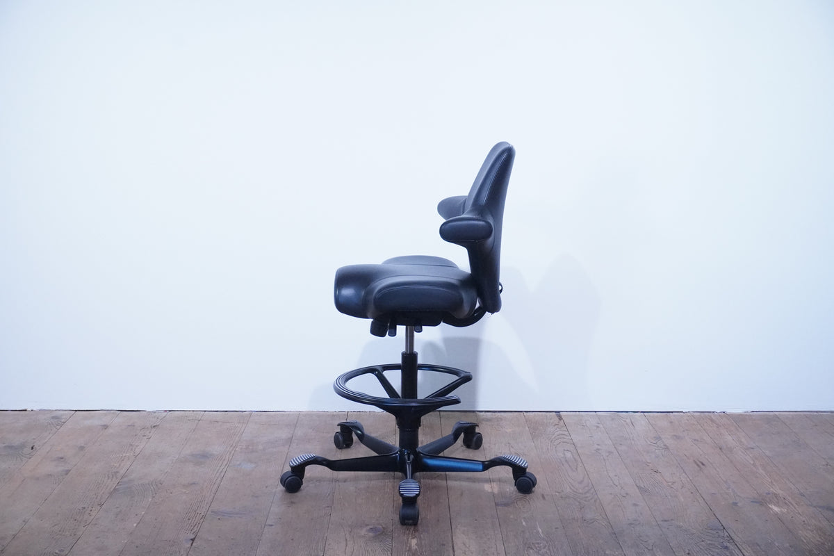 HAG Capisco 8106 Sattelstuhl mit Fussring Leder schwarz