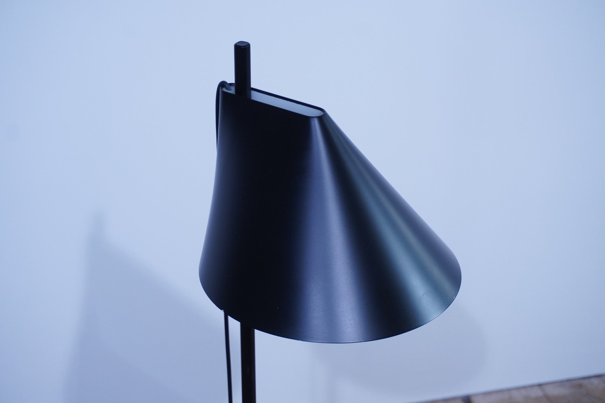 Louis Poulsen YUH Tischleuchte schwarz 61cm