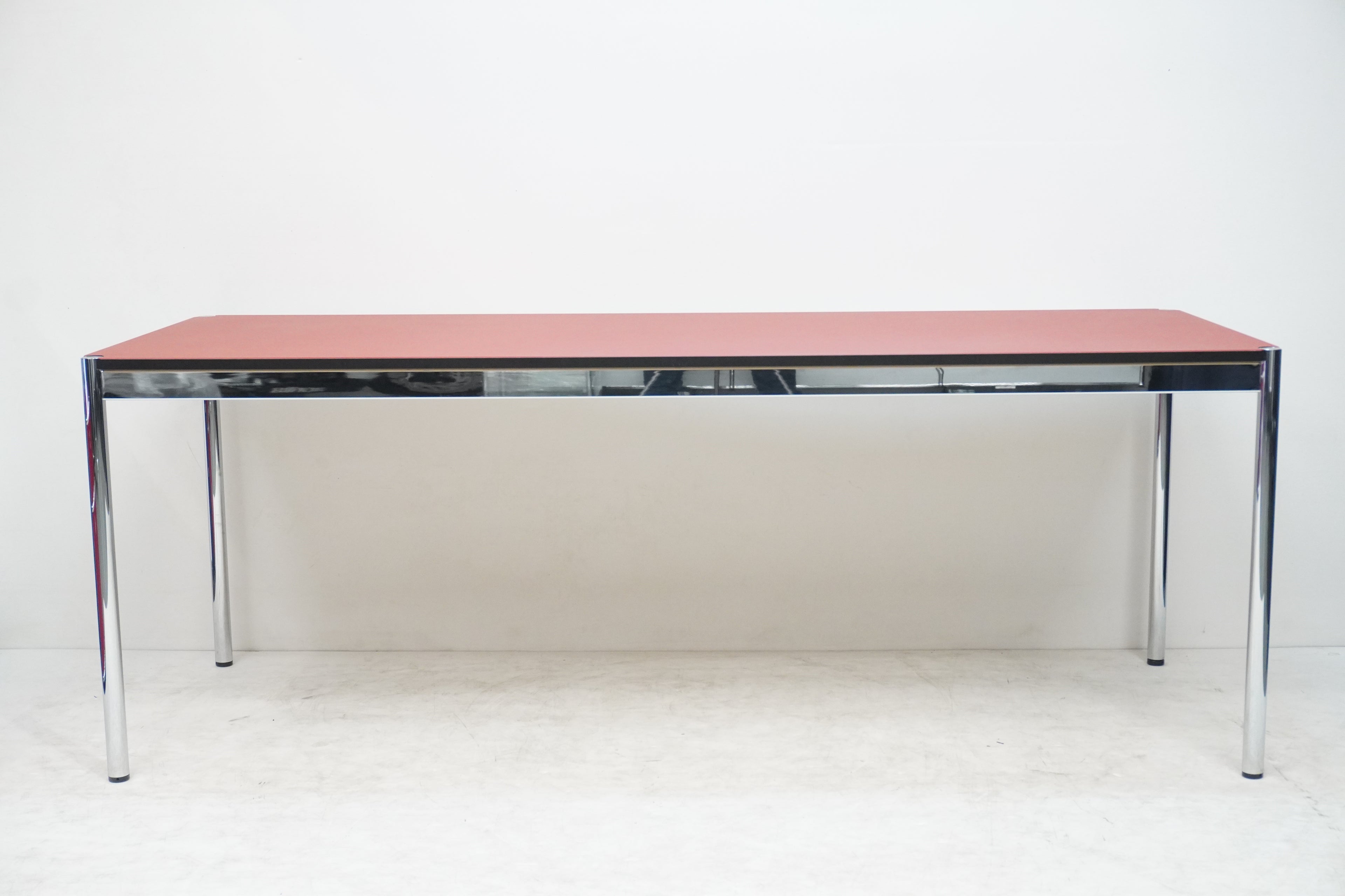 USM Haller Tisch 150 x 75 cm Linoleum rot
