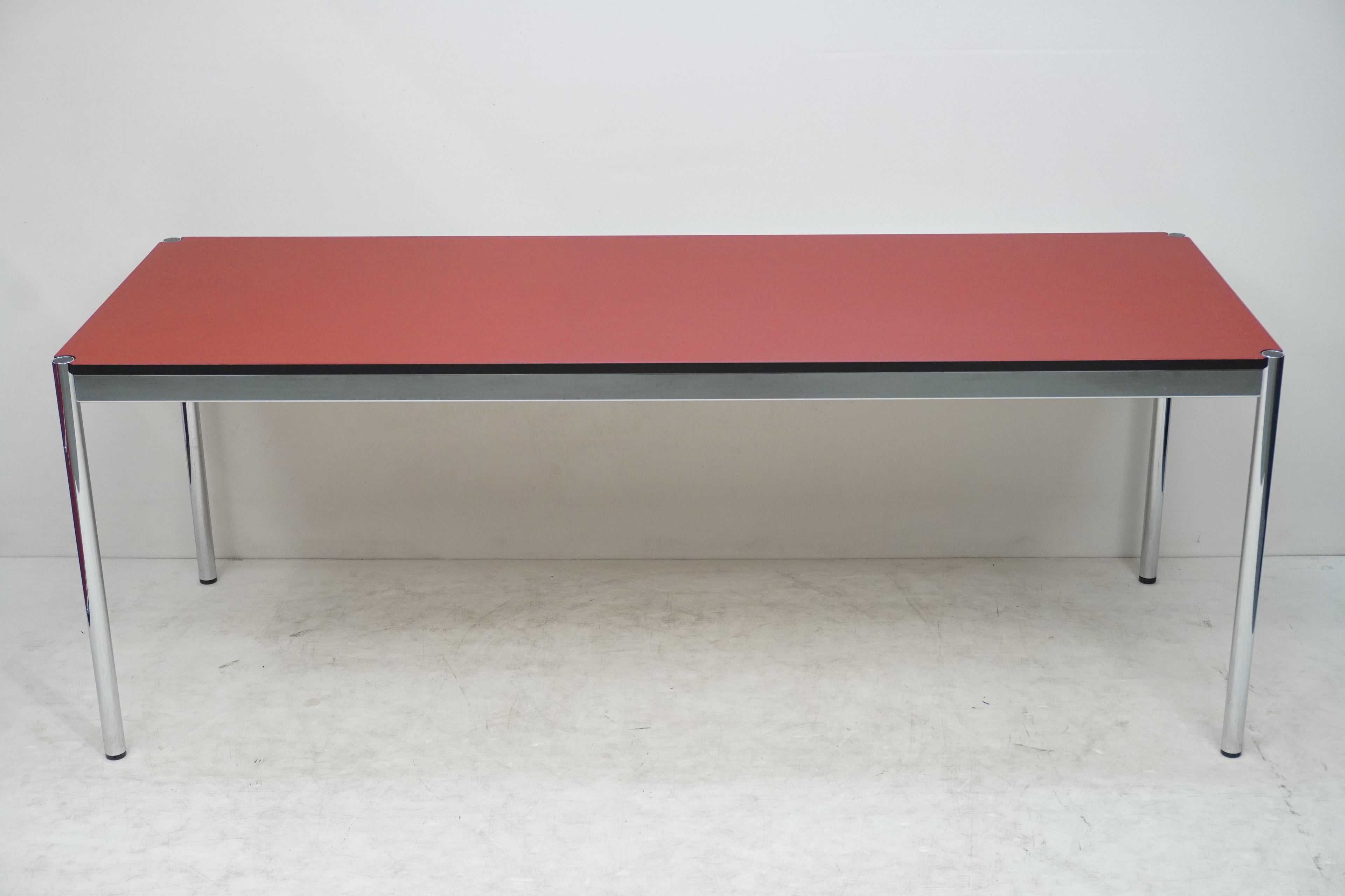 USM Haller Tisch 150 x 75 cm Linoleum rot