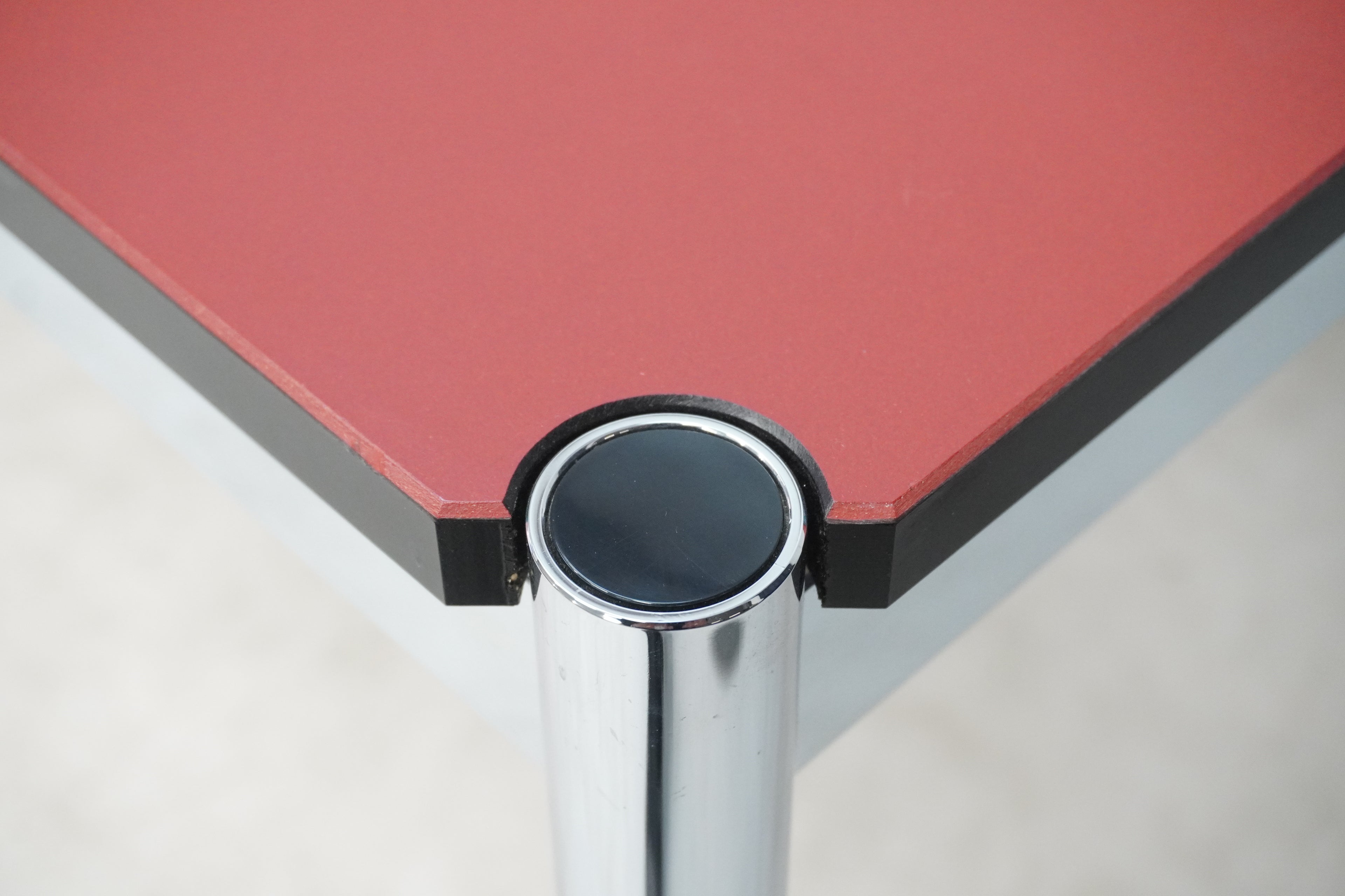 USM Haller Tisch 150 x 75 cm Linoleum rot