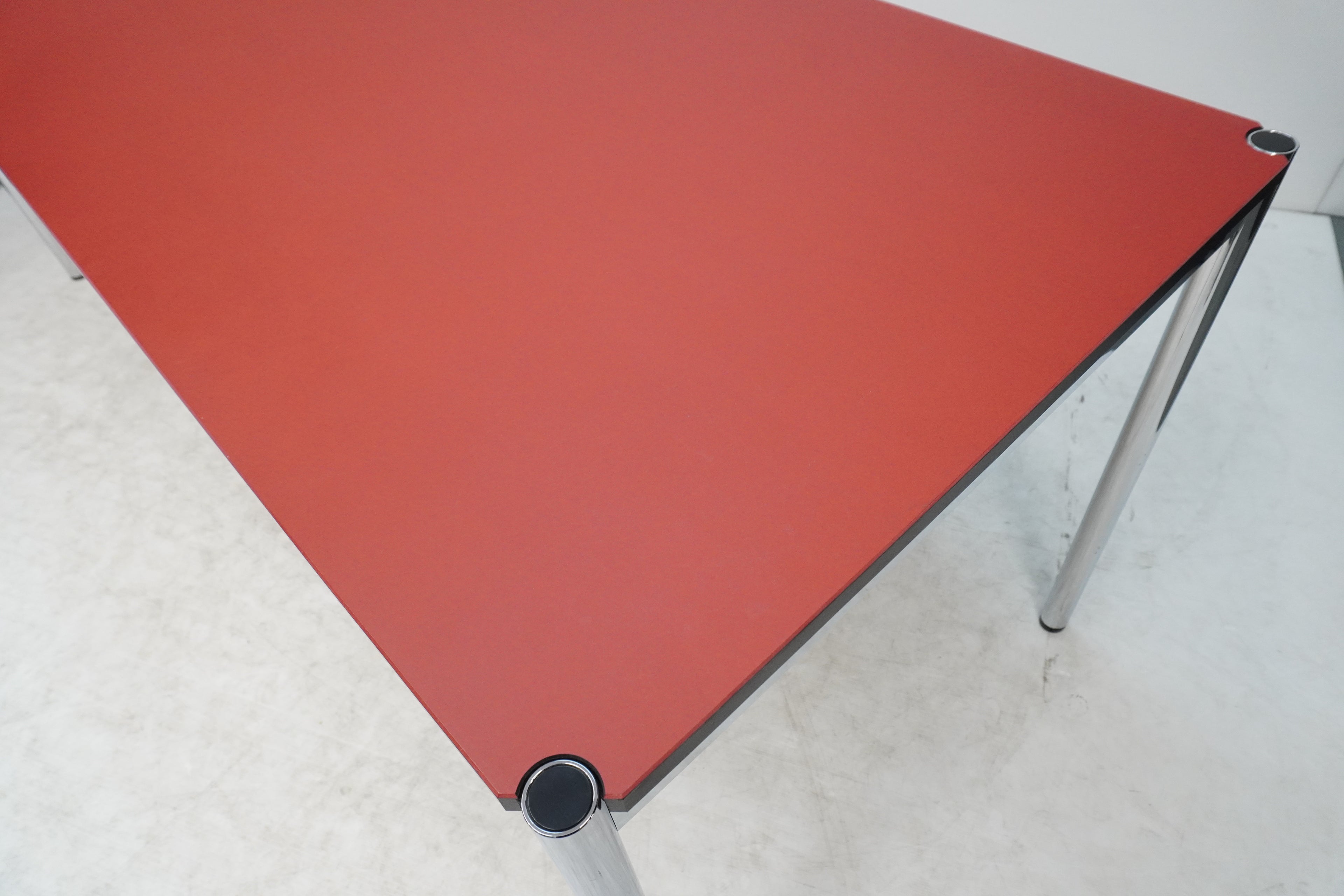 USM Haller Tisch 150 x 75 cm Linoleum rot