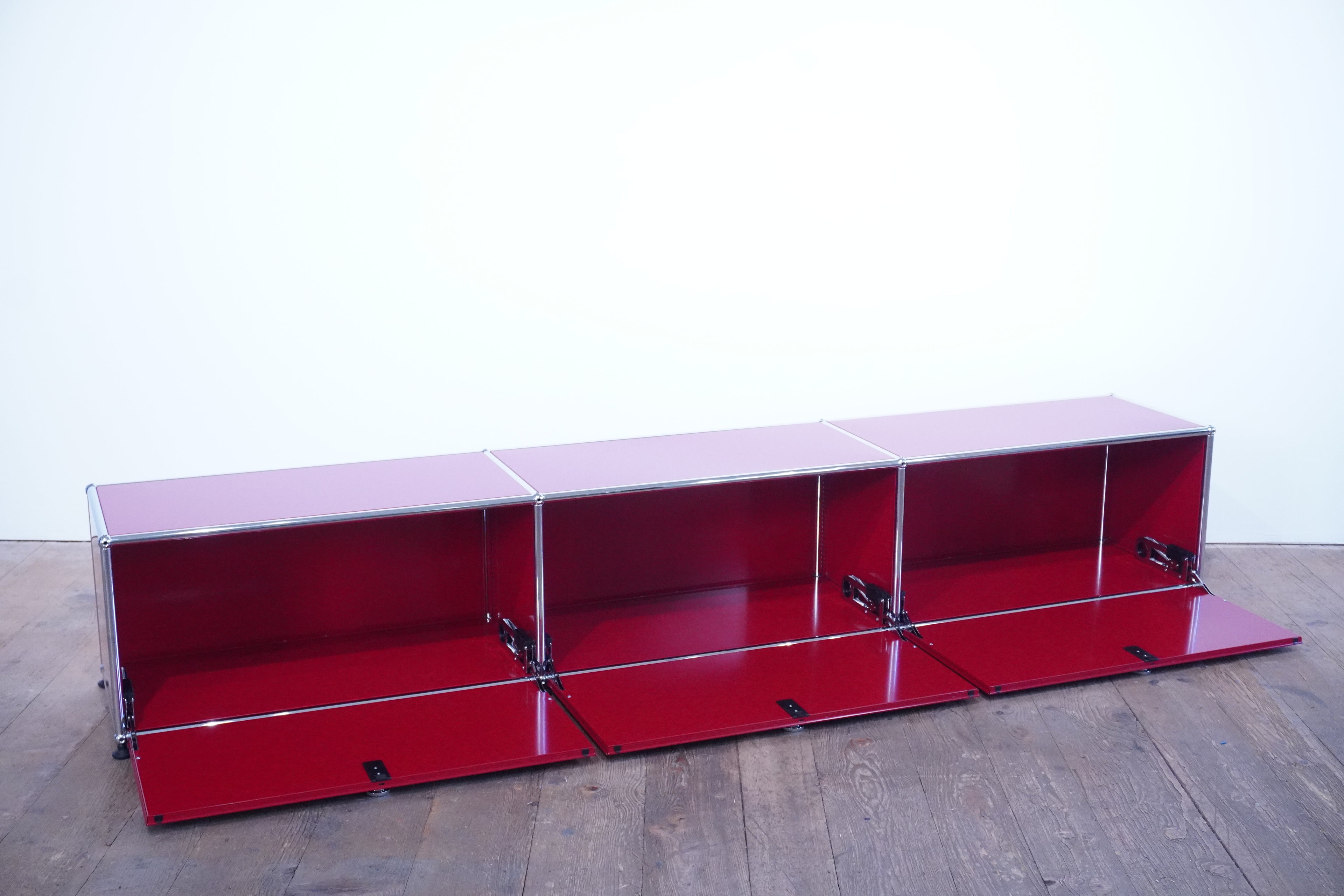 USM Haller Regal 3x1 rubinrot mit Klappen