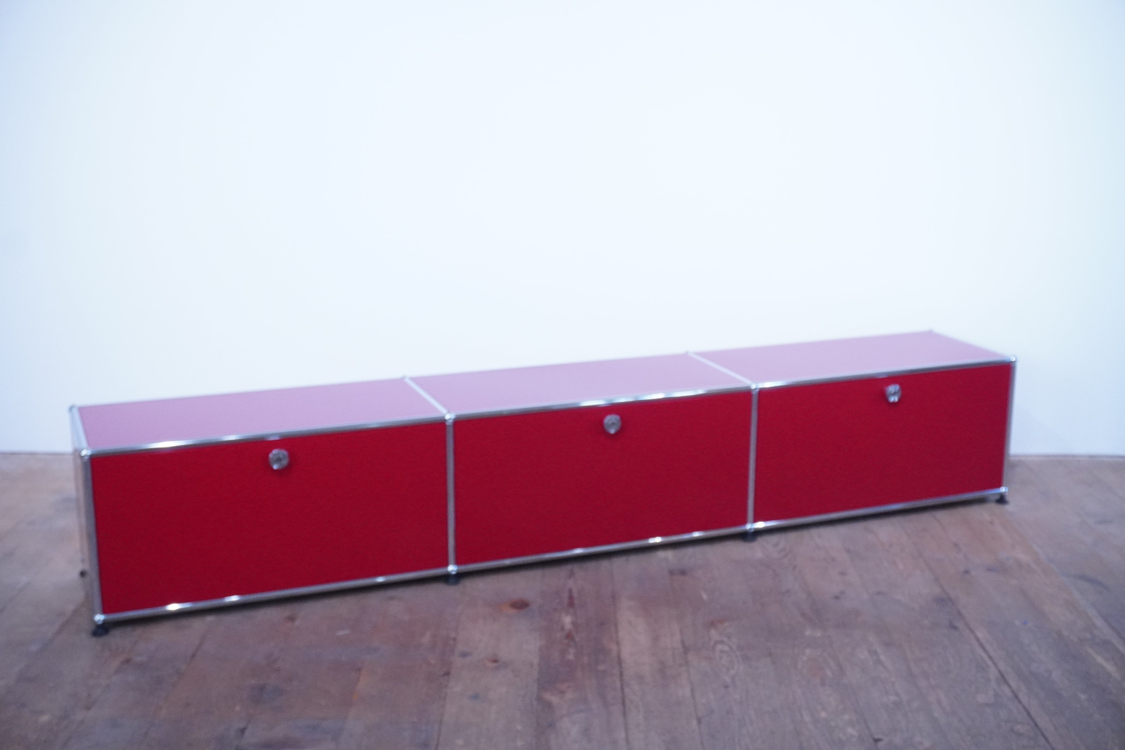 USM Haller Regal 3x1 rubinrot mit Klappen