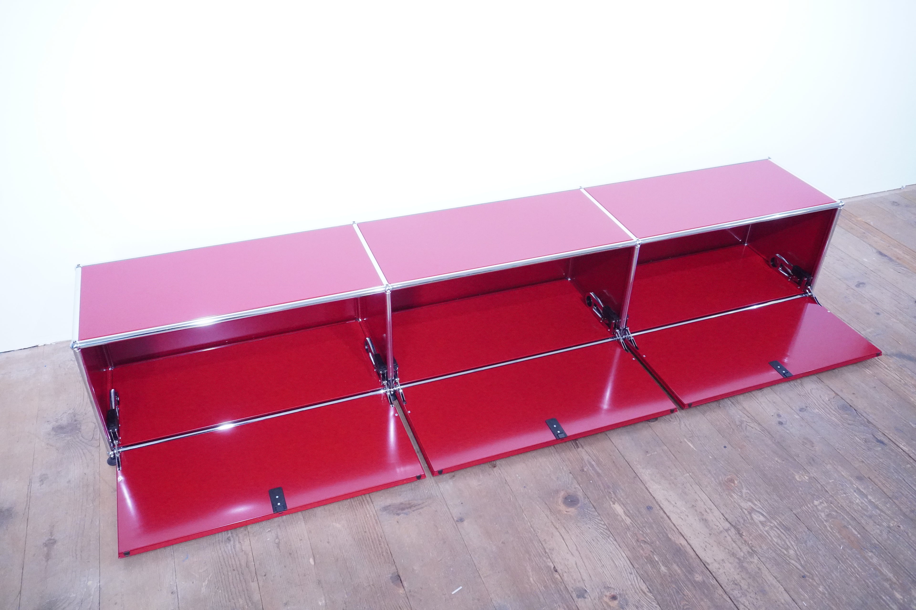 USM Haller Regal 3x1 rubinrot mit Klappen