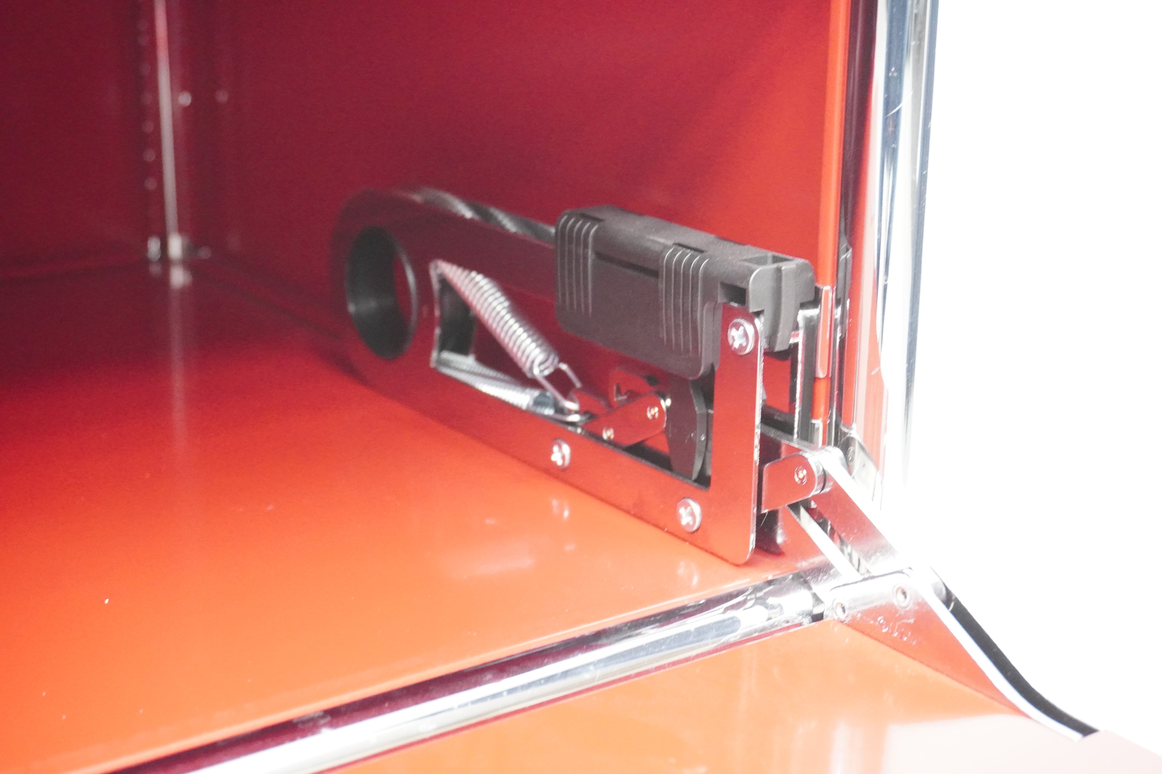 USM Haller Regal Garderobe 75x35x188 rubinrot