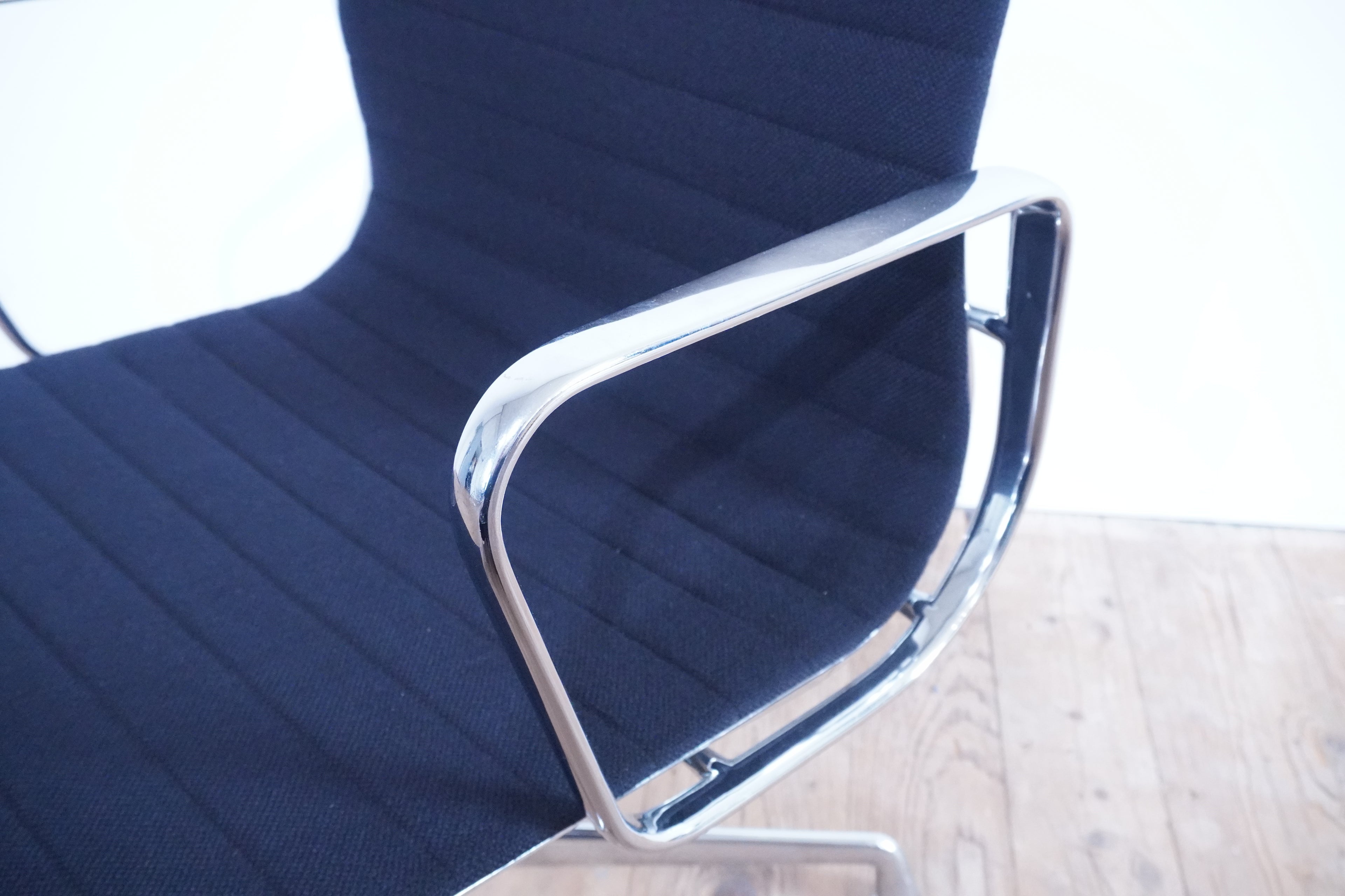 Vitra Eames Alu Chair EA107 Hopsak nero