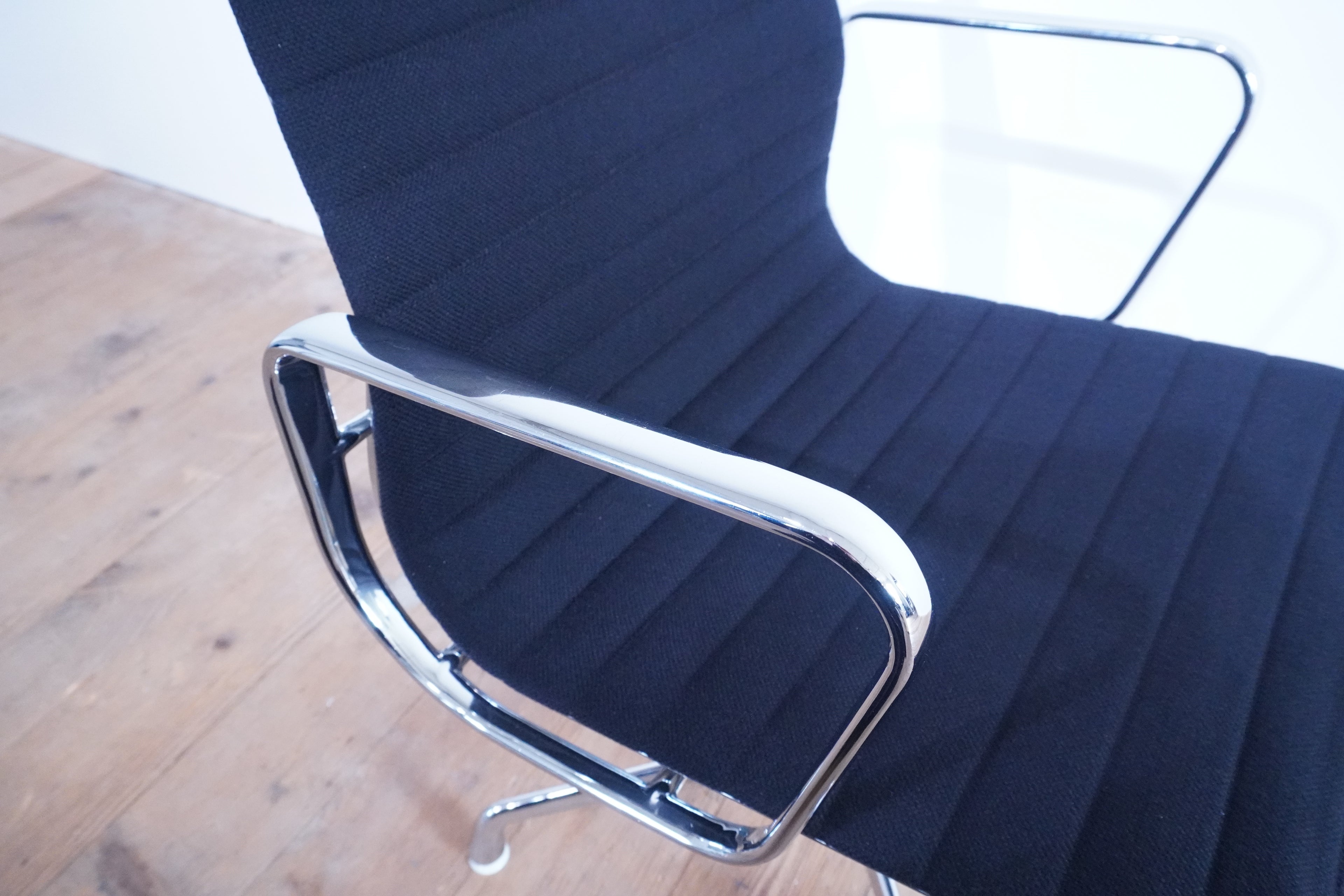 Vitra Eames Alu Chair EA107 Hopsak nero