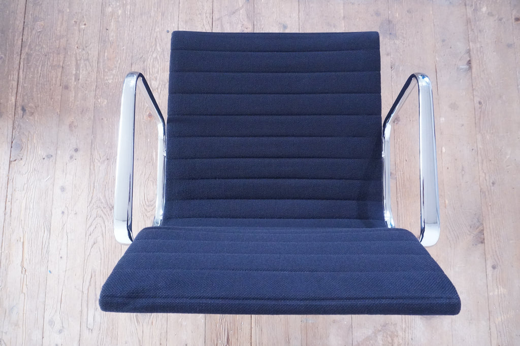 Vitra Eames Alu Chair EA107 Hopsak nero