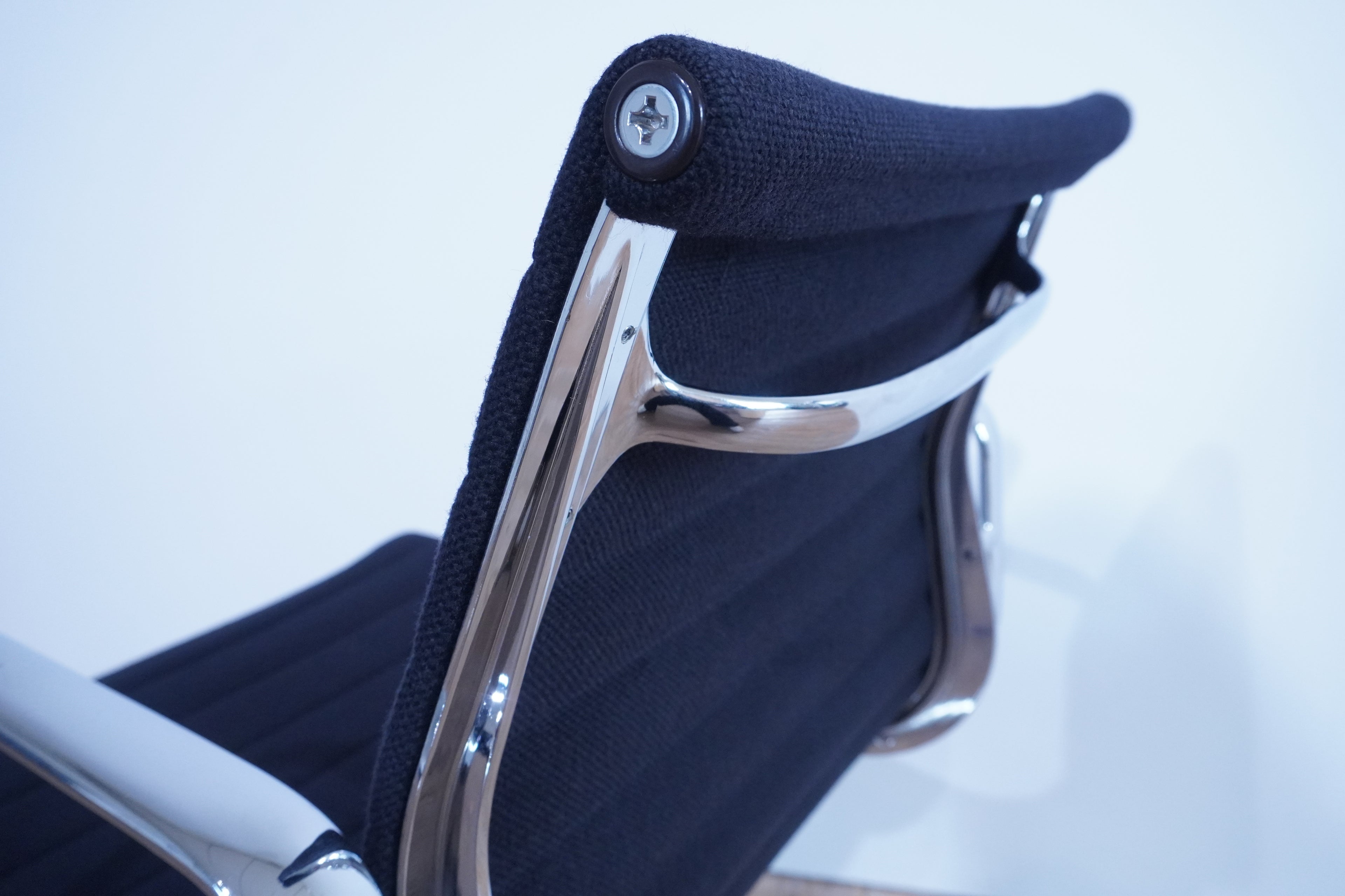 Vitra Eames Alu Chair EA107 Hopsak nero