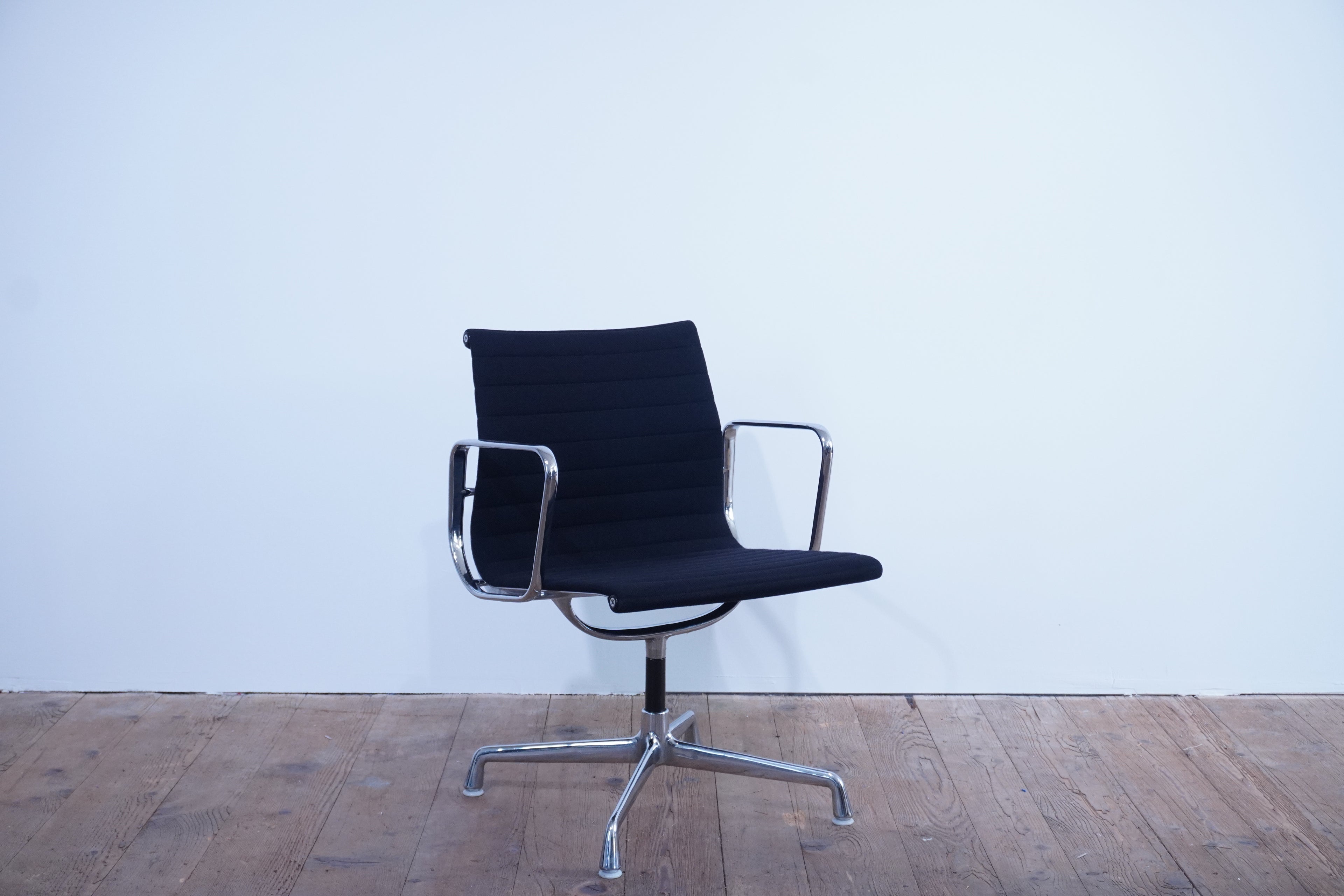 Vitra Eames Alu Chair EA107 Hopsak nero