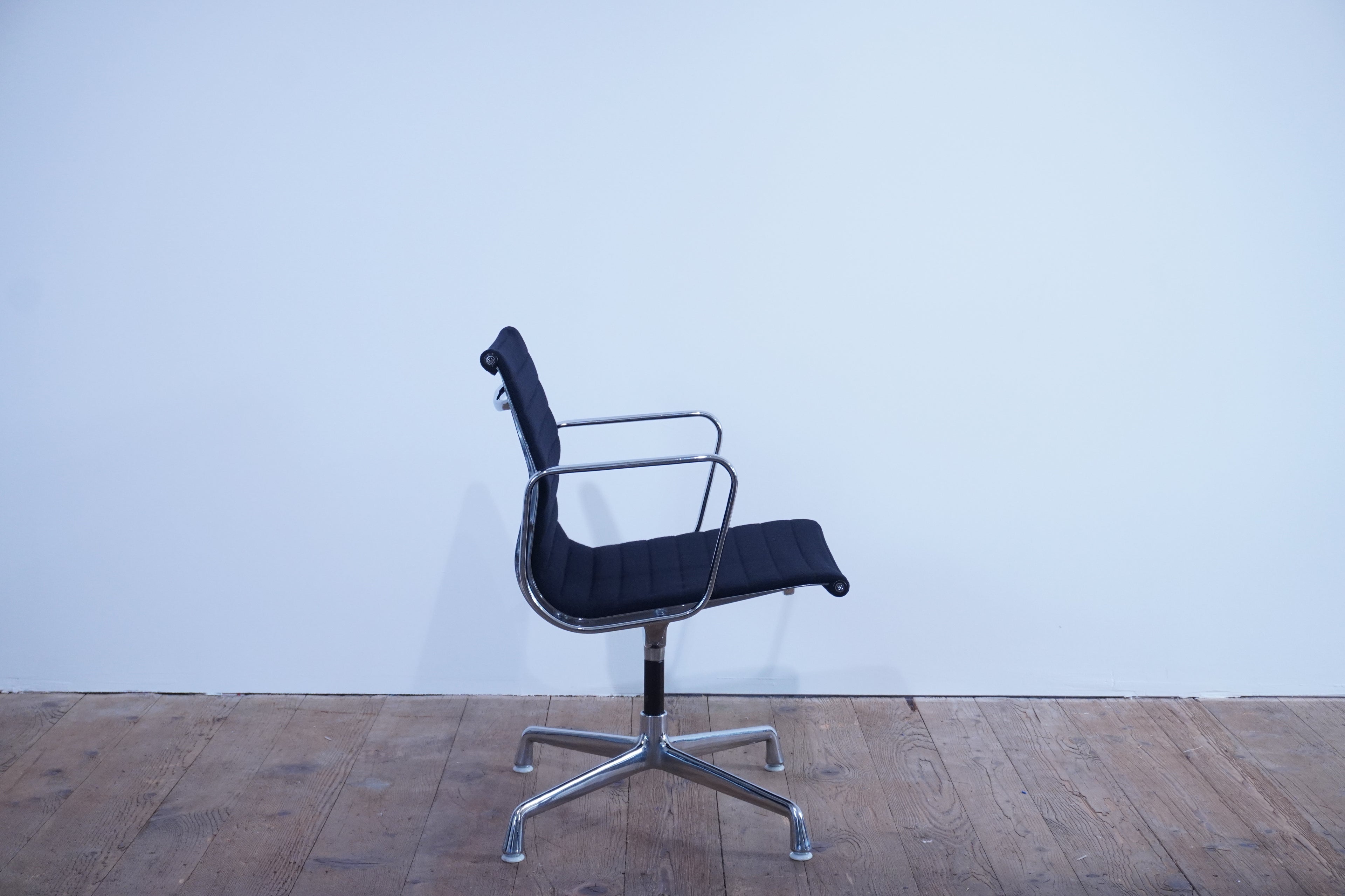 Vitra Eames Alu Chair EA107 Hopsak nero