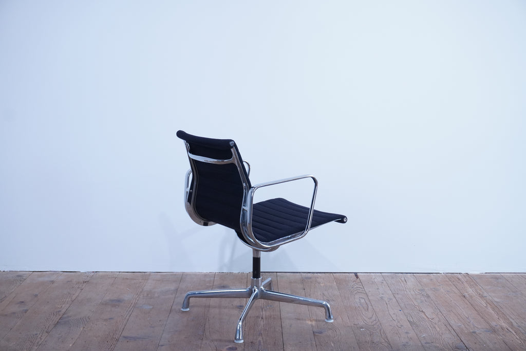 Vitra Eames Alu Chair EA107 Hopsak nero
