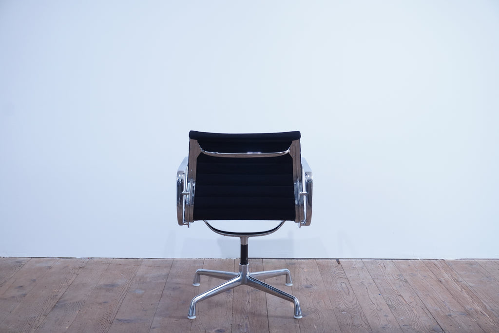Vitra Eames Alu Chair EA107 Hopsak nero