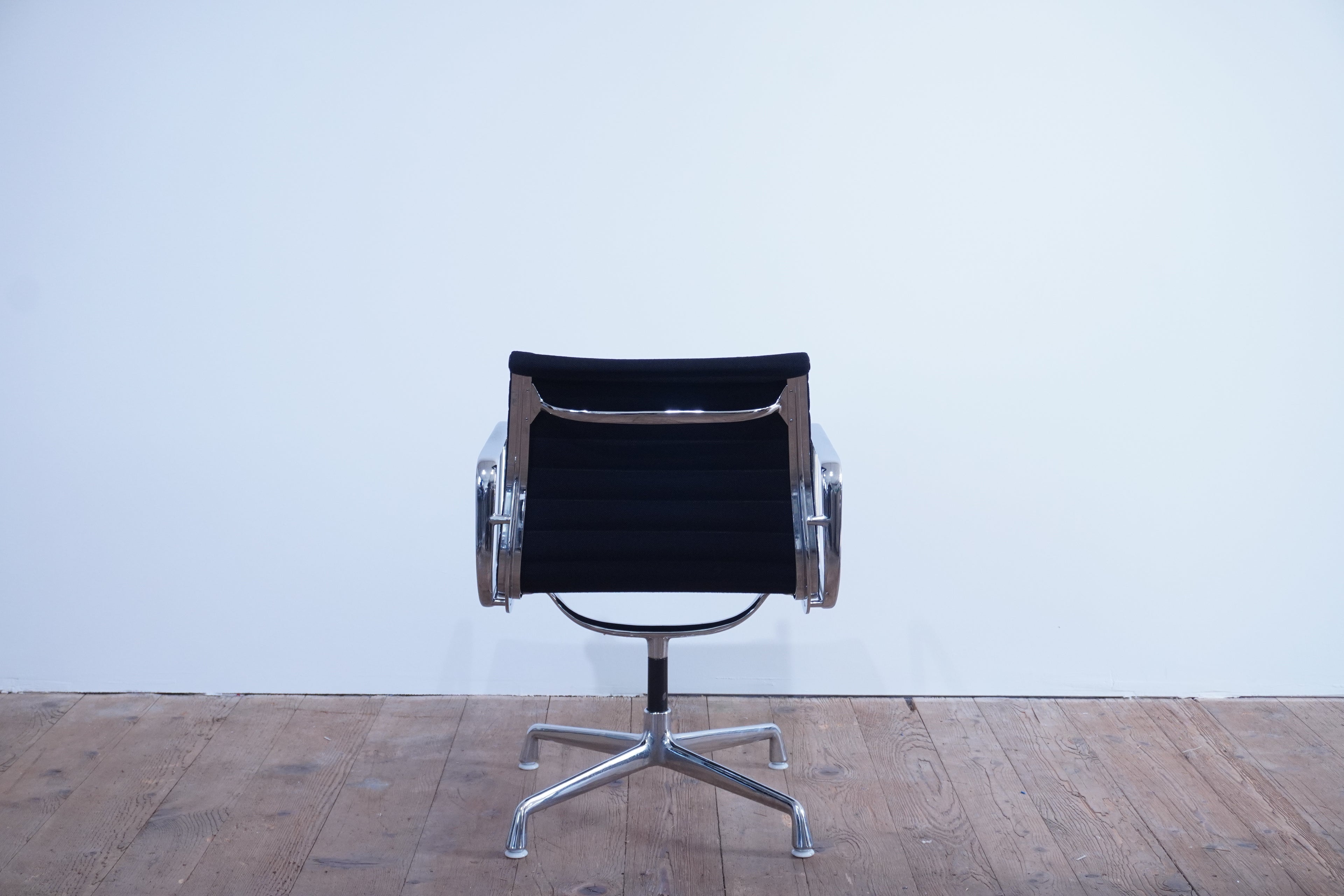 Vitra Eames Alu Chair EA107 Hopsak nero