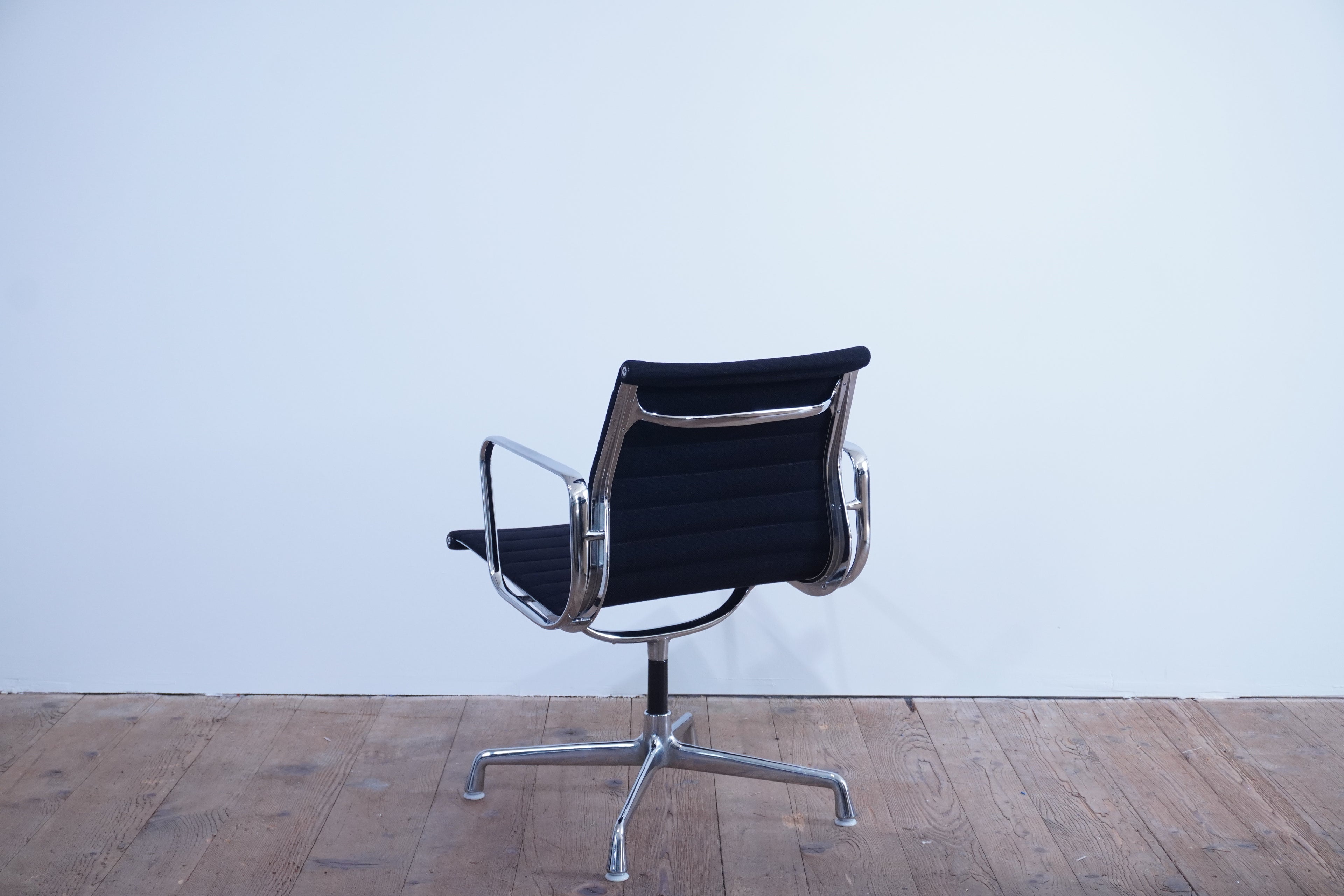 Vitra Eames Alu Chair EA107 Hopsak nero