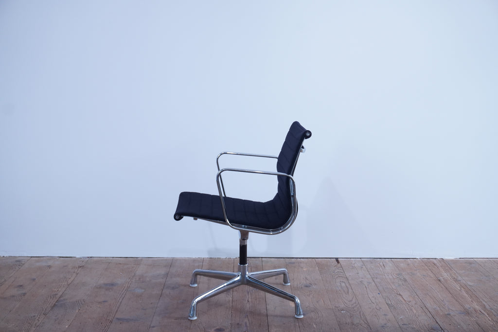 Vitra Eames Alu Chair EA107 Hopsak nero