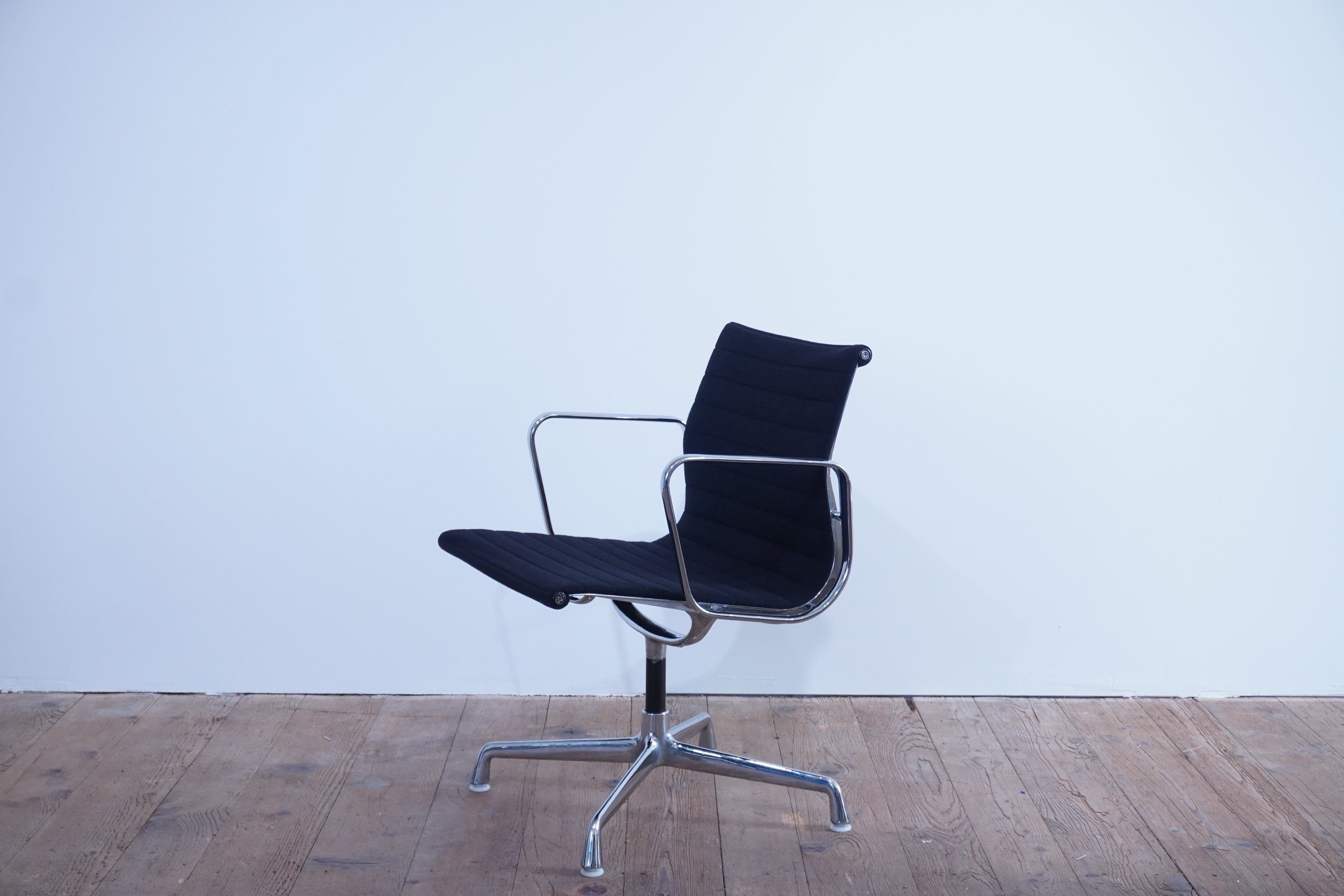 Vitra Eames Alu Chair EA107 Hopsak nero