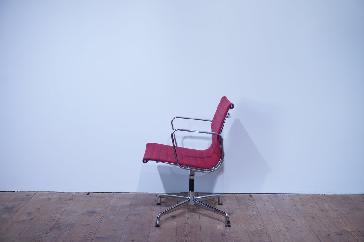 Vitra Eames Alu Chair EA107 Hopsak rot