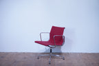 Vitra Eames Alu Chair EA107 Hopsak rot