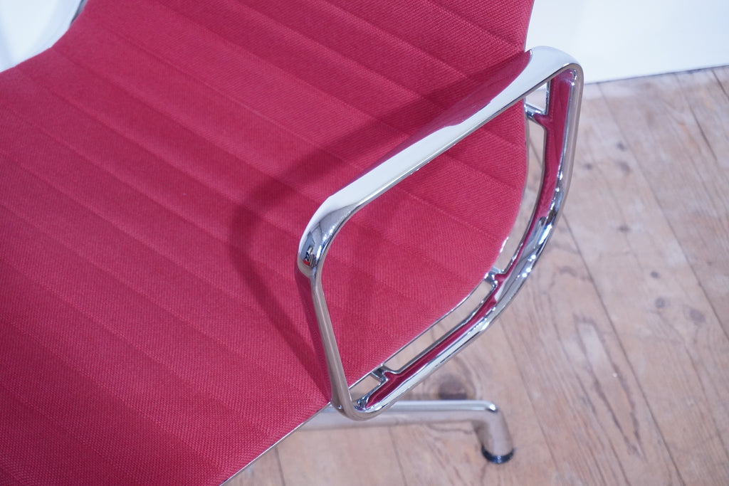 Vitra Eames Alu Chair EA107 Hopsak rot